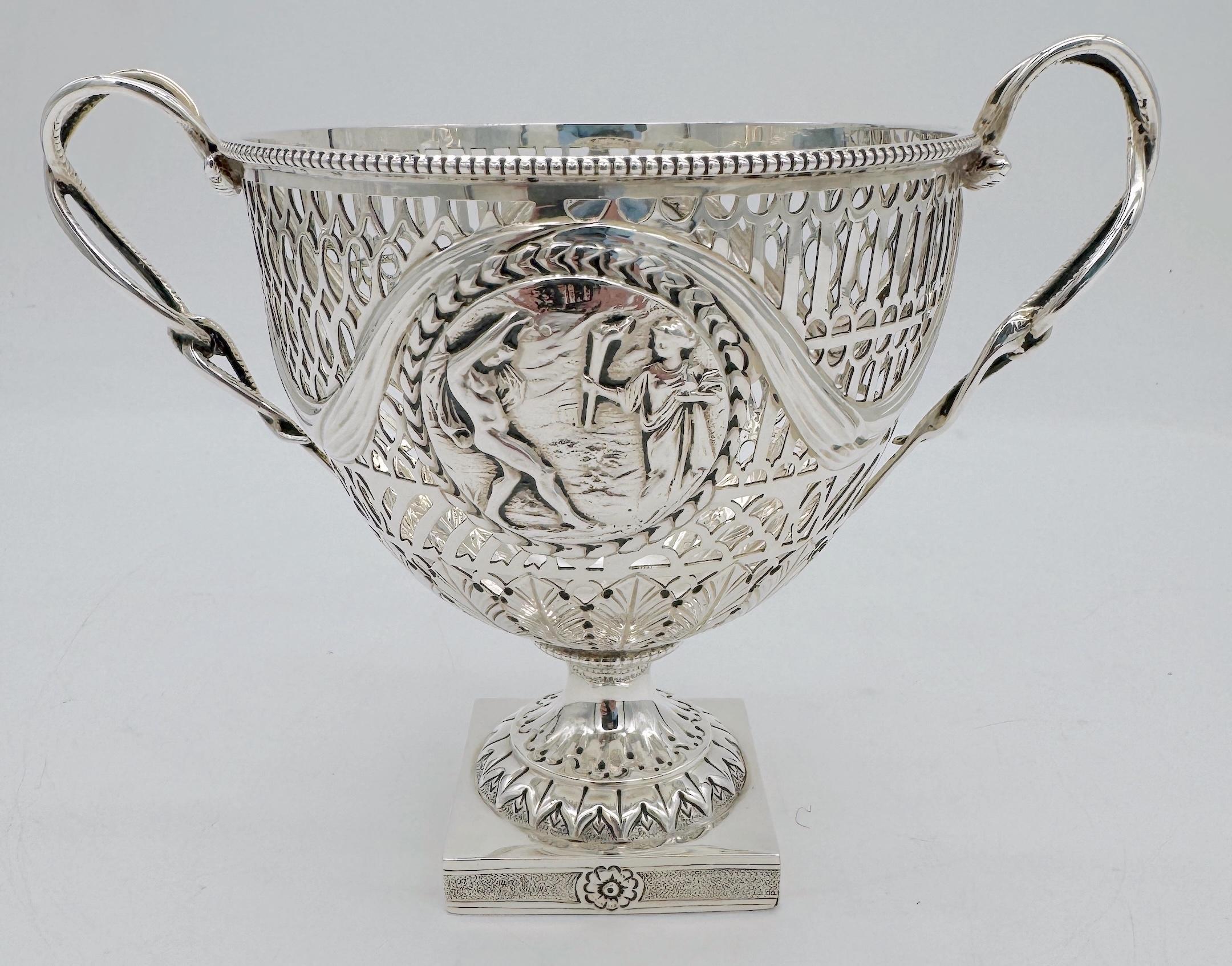 Ciotola Grand Tour in argento di Geo III, Newcastle 1771-1772 di Nathan & Hayes, Newcastle 1771-1772,

Questo capolavoro di 255 anni di sterlina georgiana, con manico di cigno traforato e vignette mitologiche romane, è una ciotola di