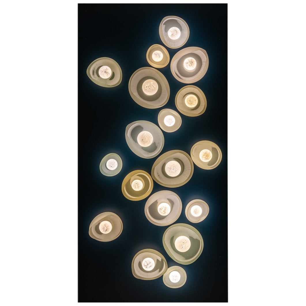 Geo Petra Wandleuchte Installation von The GoodMan Studio im Angebot
