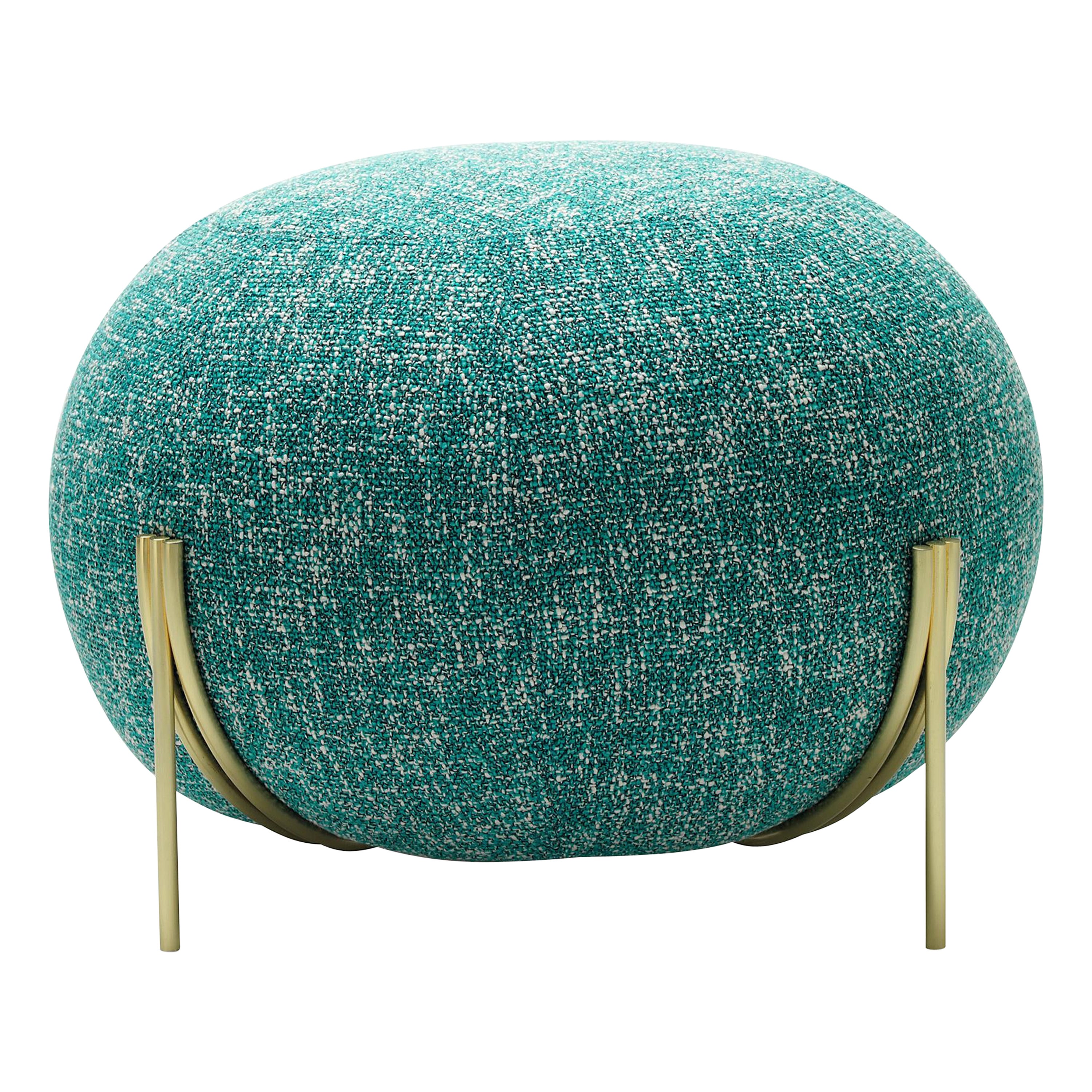 Petit pouf Geo en tissu bleu soufflé et pieds en laiton satiné de Paolo Grasselli