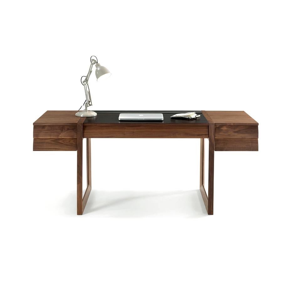 Schreibtisch mit geometrischem Design aus furnierter Tischlerplatte, Schubladen mit Schwalbenschwanzverbindungen und Beinen aus Massivholz.

Hergestellt in Italien:
Möbel 