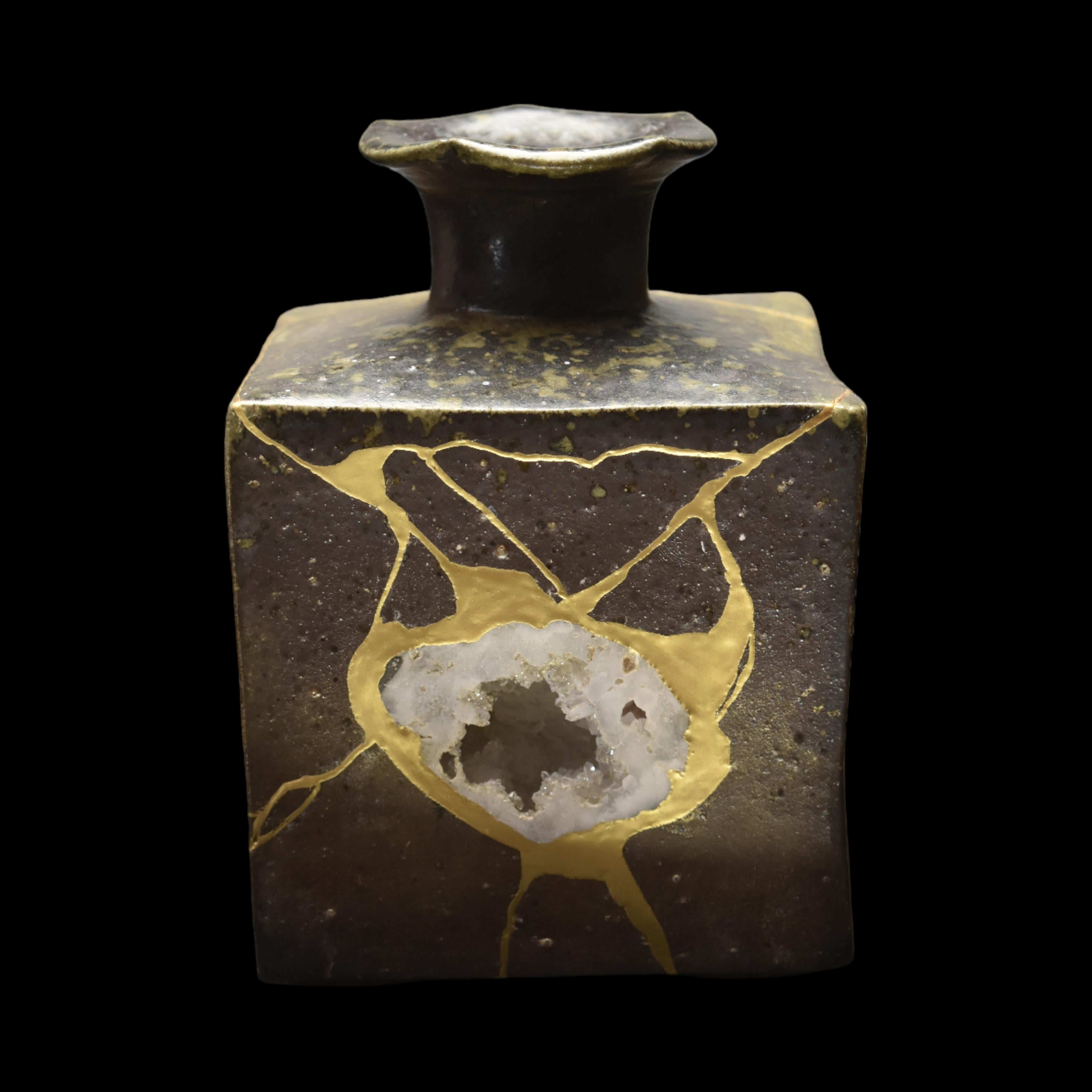
Jarrón de gres Bizen restaurado con kintsugi y geoda

 

Este jarrón de gres Bizen de 13 cm de altura es una pieza única y excepcional. Doblemente increíble, se rompió y luego se restauró utilizando la técnica tradicional kintsugi de oro de 24