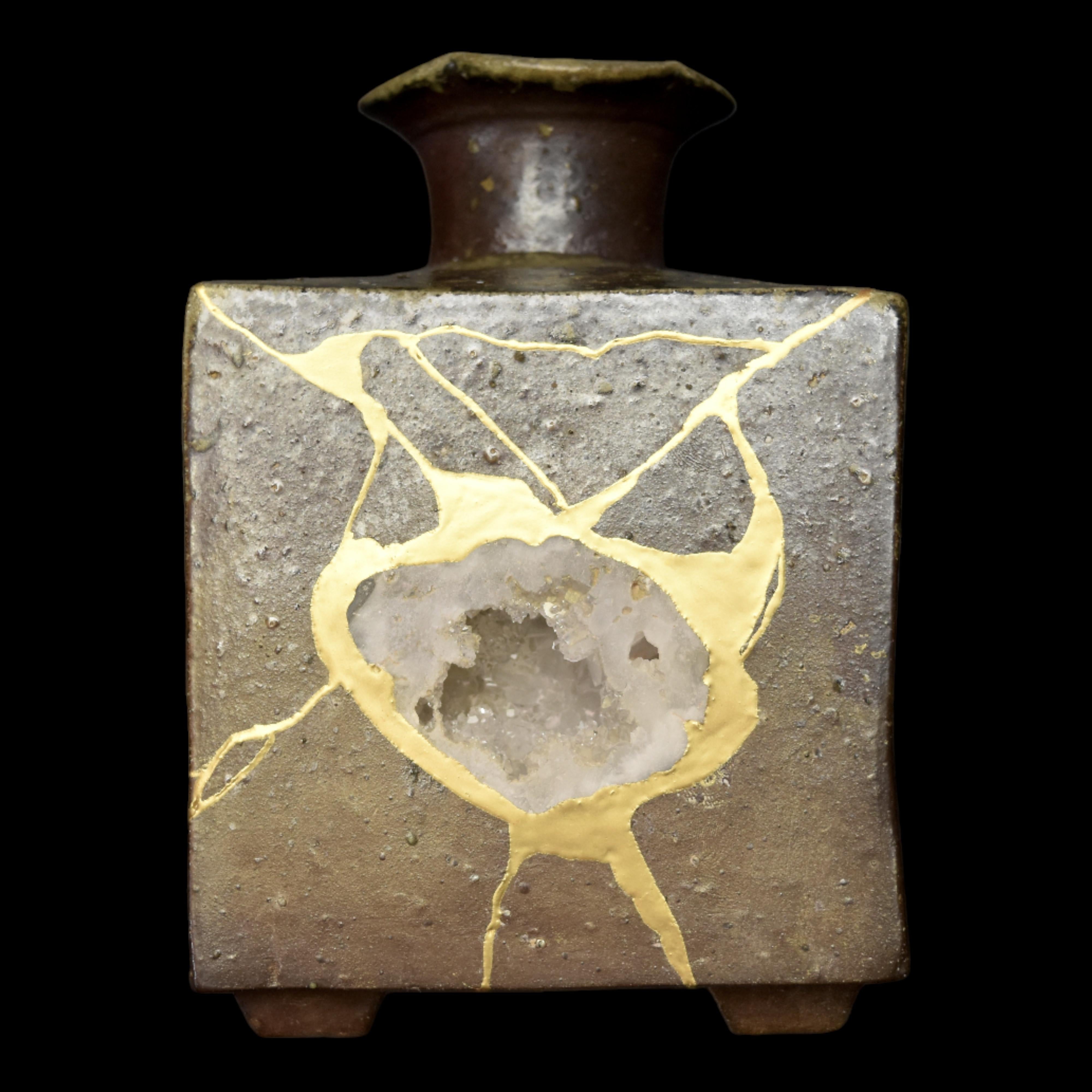 Jarrón Bizen de geoda y kintsugi Japonés en venta