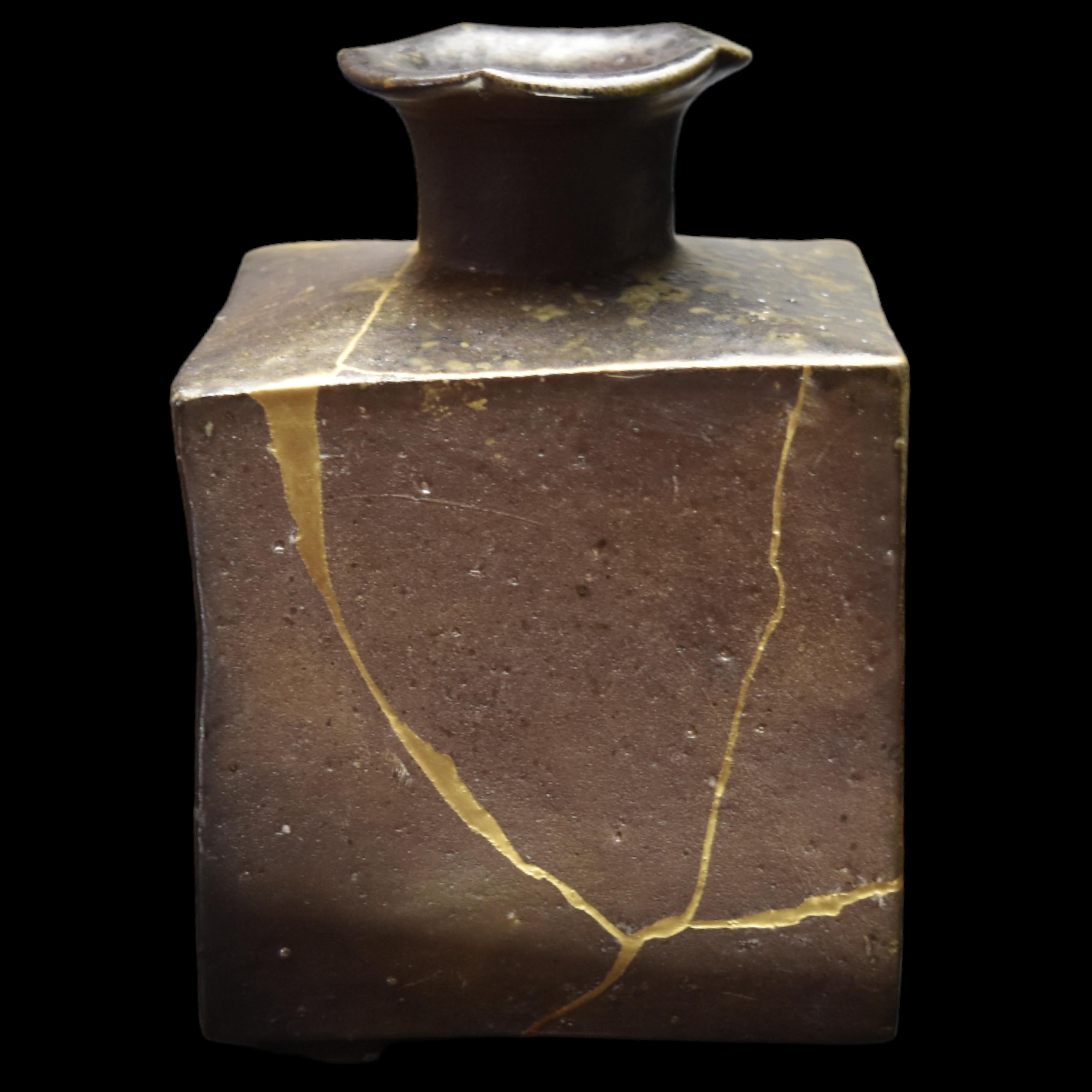 Jarrón Bizen de geoda y kintsugi Oro en venta