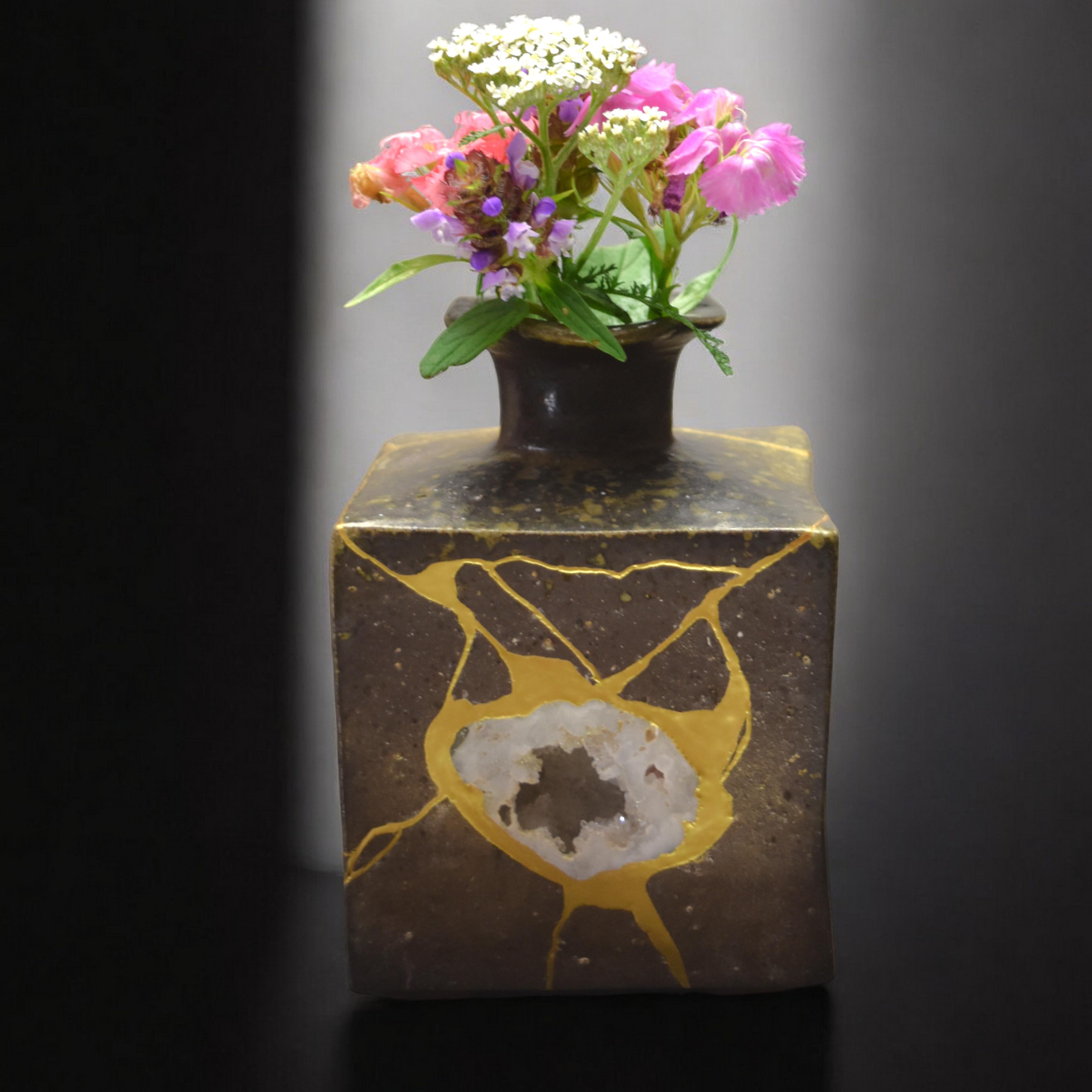 Jarrón Bizen de geoda y kintsugi en venta 1