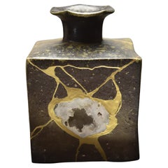 Vase Bizen en géode et kintsugi