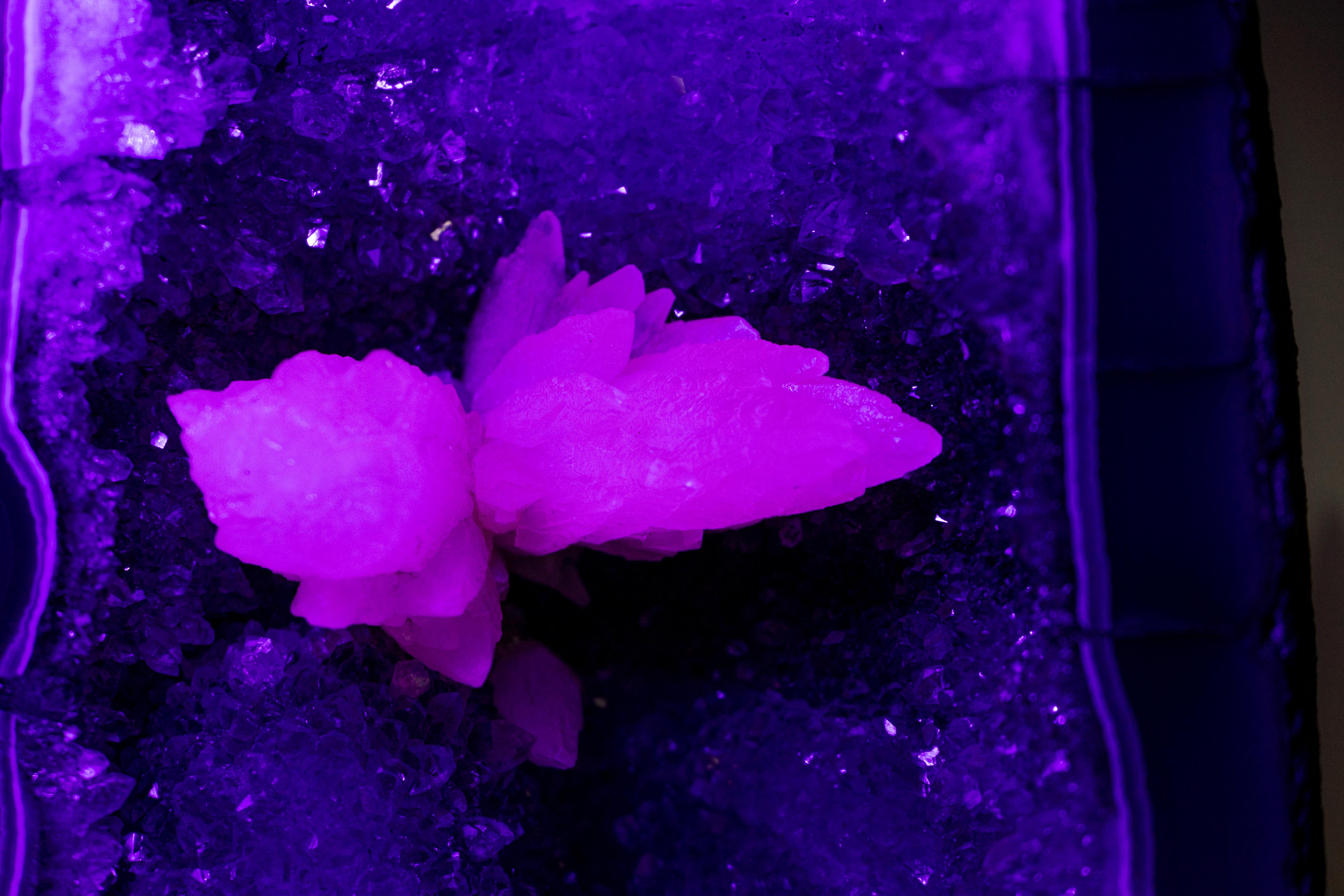Geodenkathedrale mit seltenem reaktivem fluoreszierendem Calcit (Kristall) im Angebot