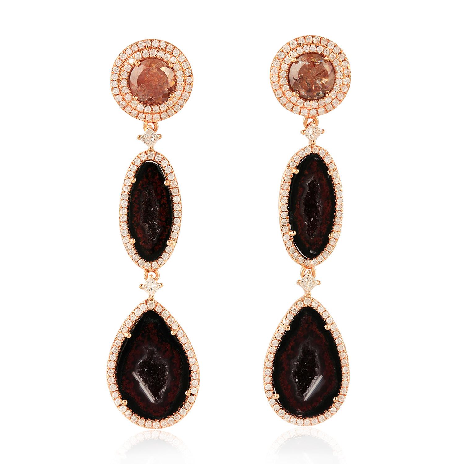 Pretty and perfect brown geode earring with ice diamond studs with pave diamond around is one graceful piece for any occasion.

Closure: Push Post

18k: 11.57gms
Diamond: 2.96Cts
Geode: 13.6Cts
