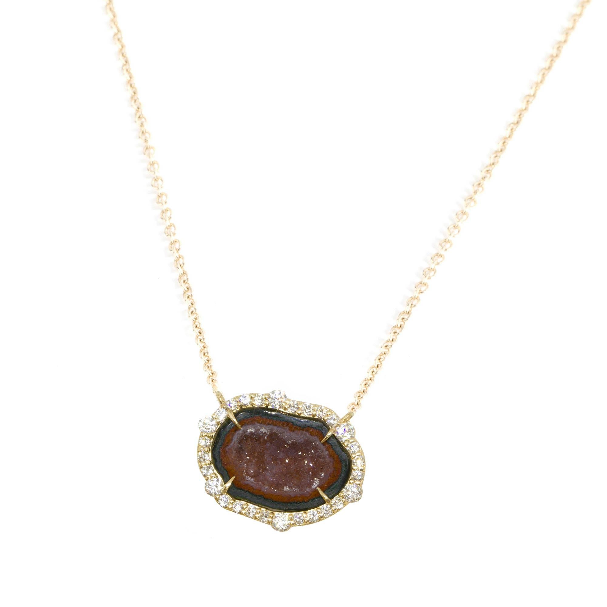 Unsere einzigartige Geoden-Halskette mit lebhaften Diamanten ist ein wahres Vergnügen. Sie ist erdig und einzigartig. Der verschlungene und detaillierte Anhänger verändert Ihren Stil im Handumdrehen, indem er Ihnen einen Bohème-Chic