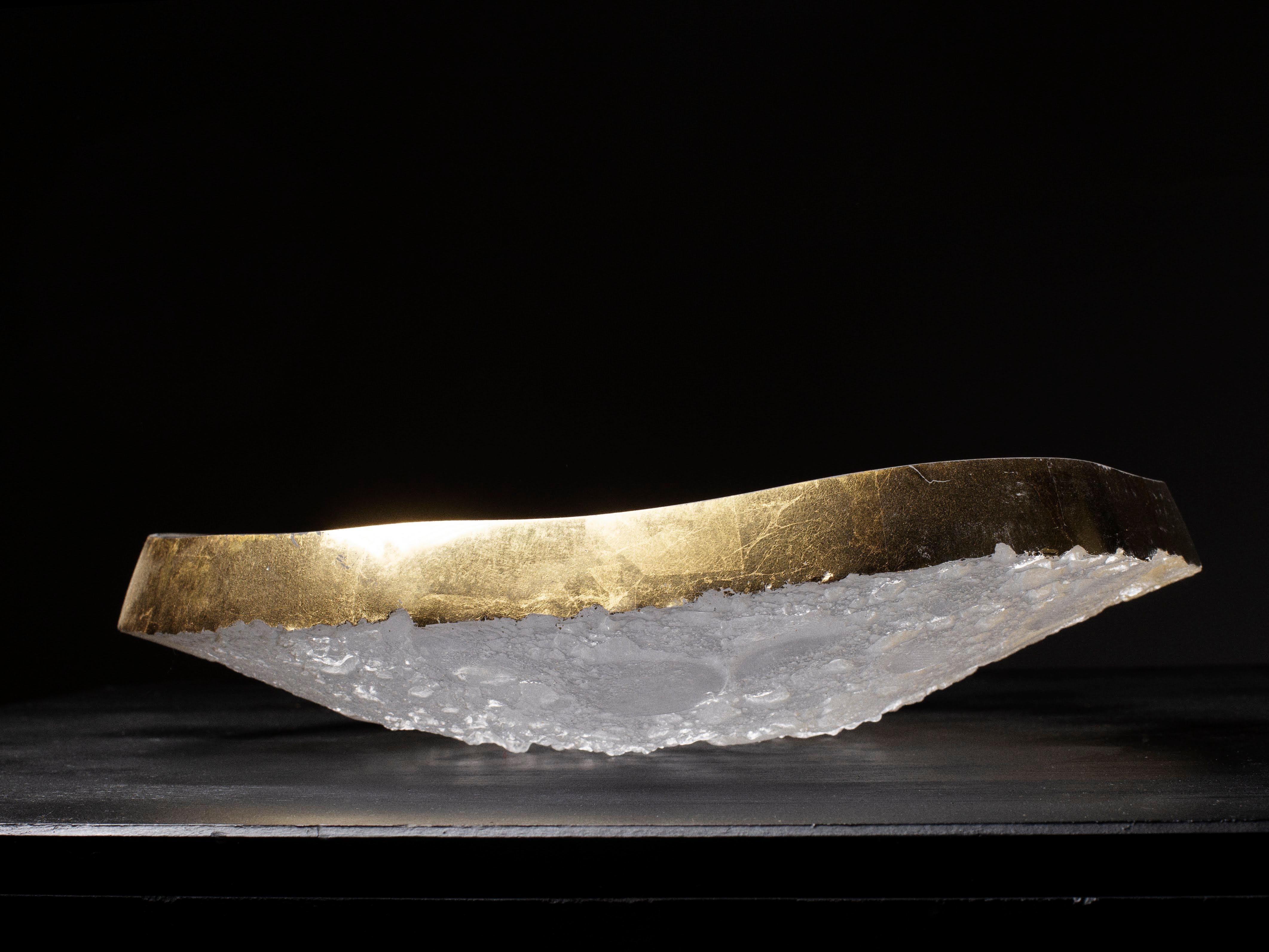 Géode Round Plate by Matthieu Gicquel
Dimensions: D 32 x W 36 x H 3 cm.
Materials: Optical glass and gold leaf.
Weight: 7 kg.

Each piece is numbered. Please contact us.

Praise for the moment
Light shines through the glass. Details are revealed one