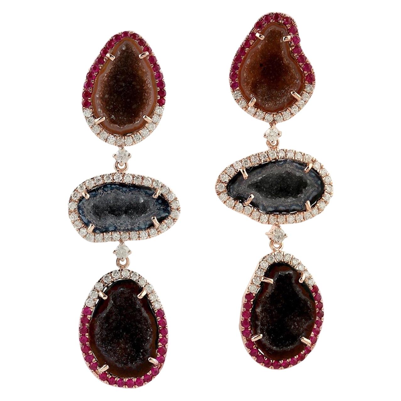 Boucles d'oreilles en goutte triples en or 18 carats avec rubis et diamants de couleur géode