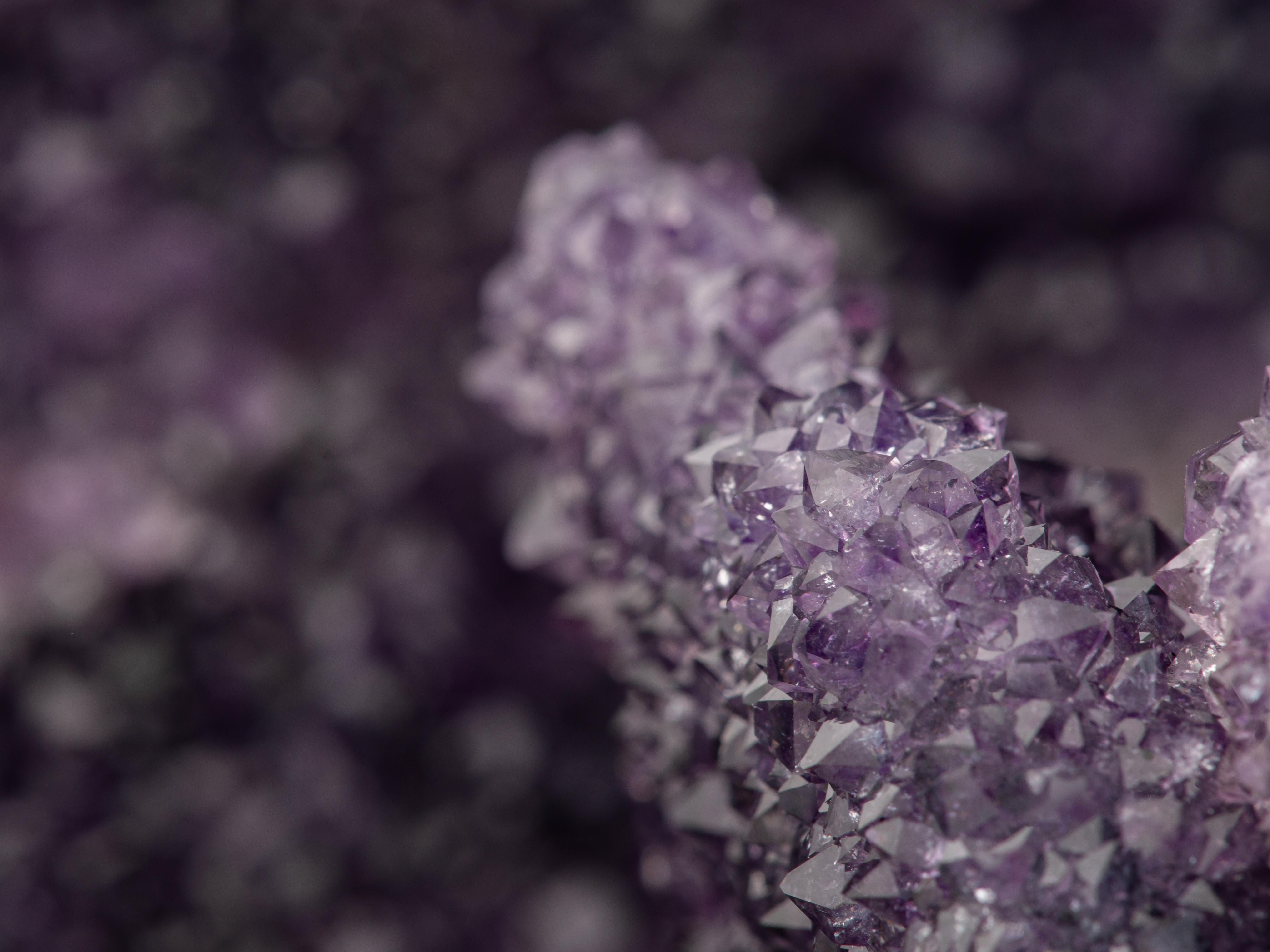 Sezione di geode con rara formazione di ametista e conchiglia di colore verde intenso in vendita 4