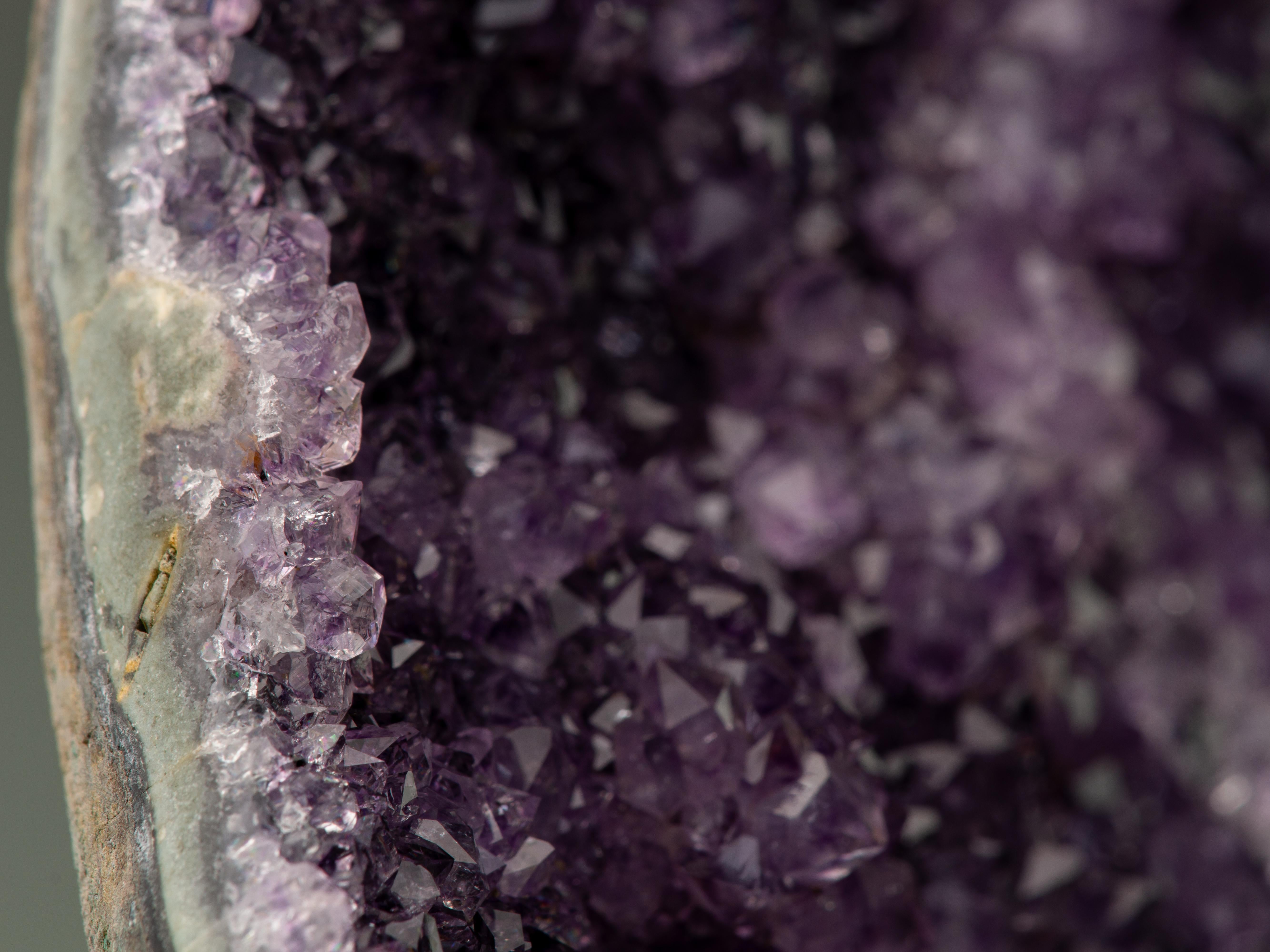 Sezione di geode con rara formazione di ametista e conchiglia di colore verde intenso in vendita 5
