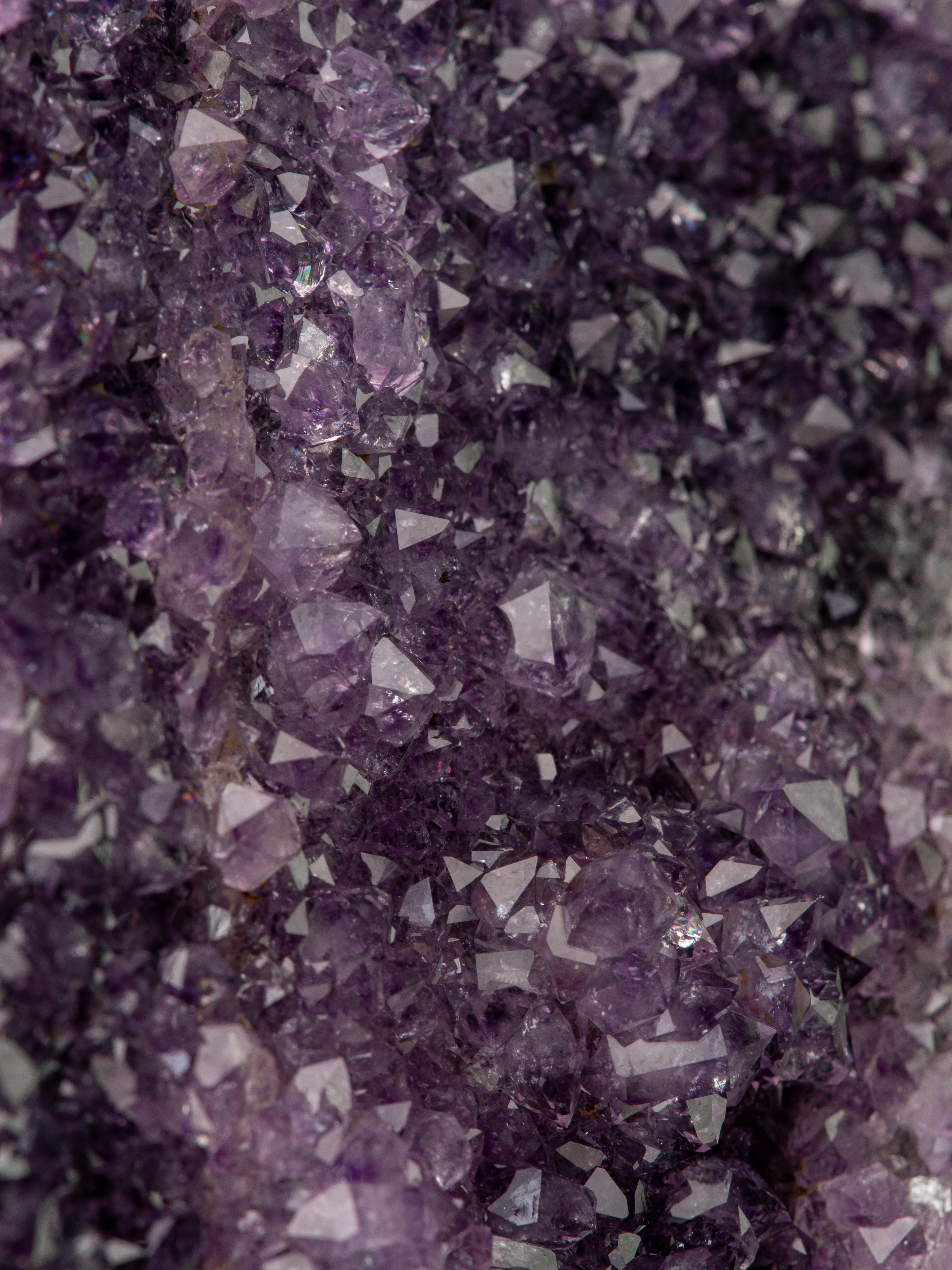 Sezione di geode con rara formazione di ametista e conchiglia di colore verde intenso in vendita 6