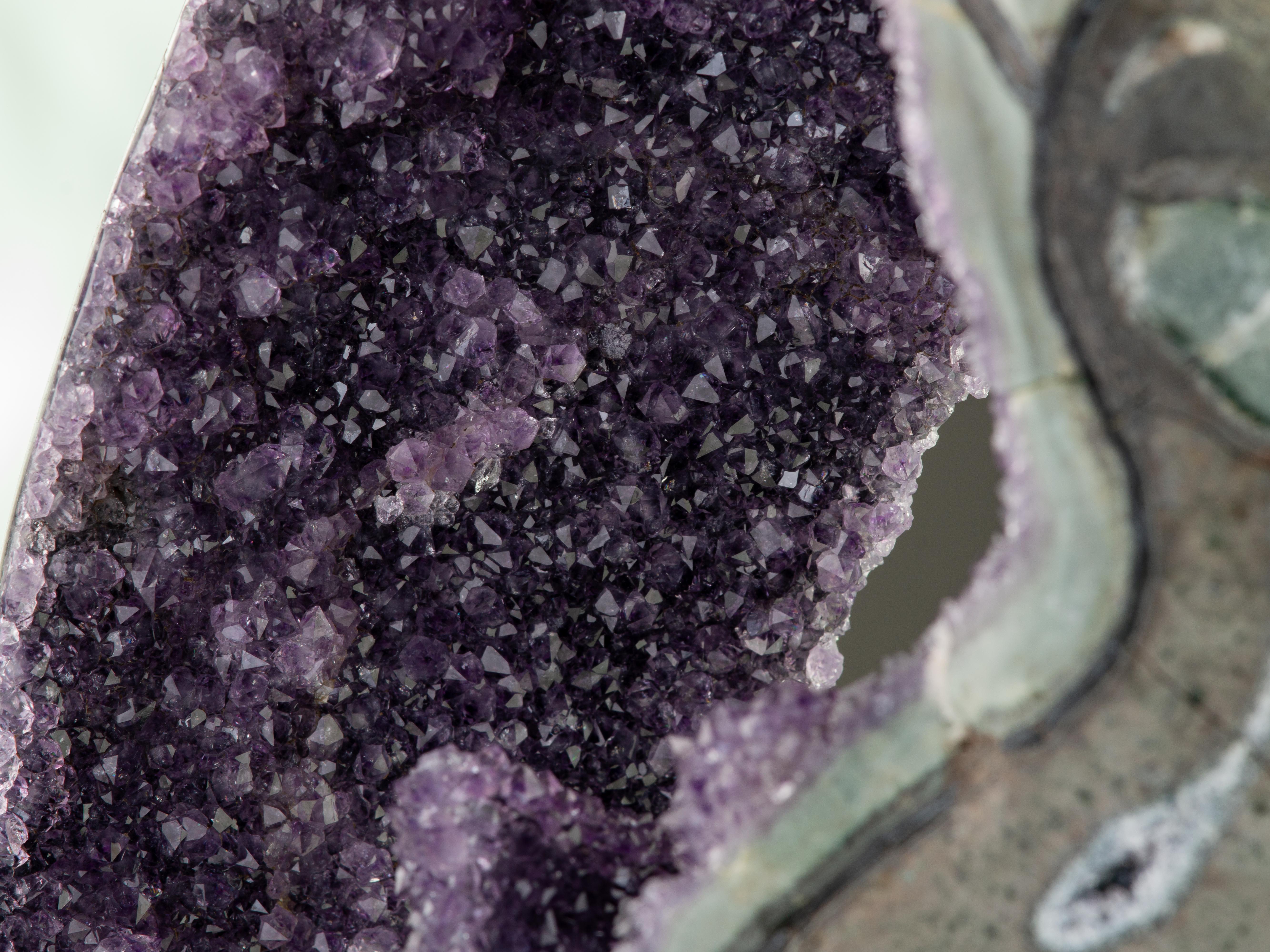 Sezione di geode con rara formazione di ametista e conchiglia di colore verde intenso in vendita 7