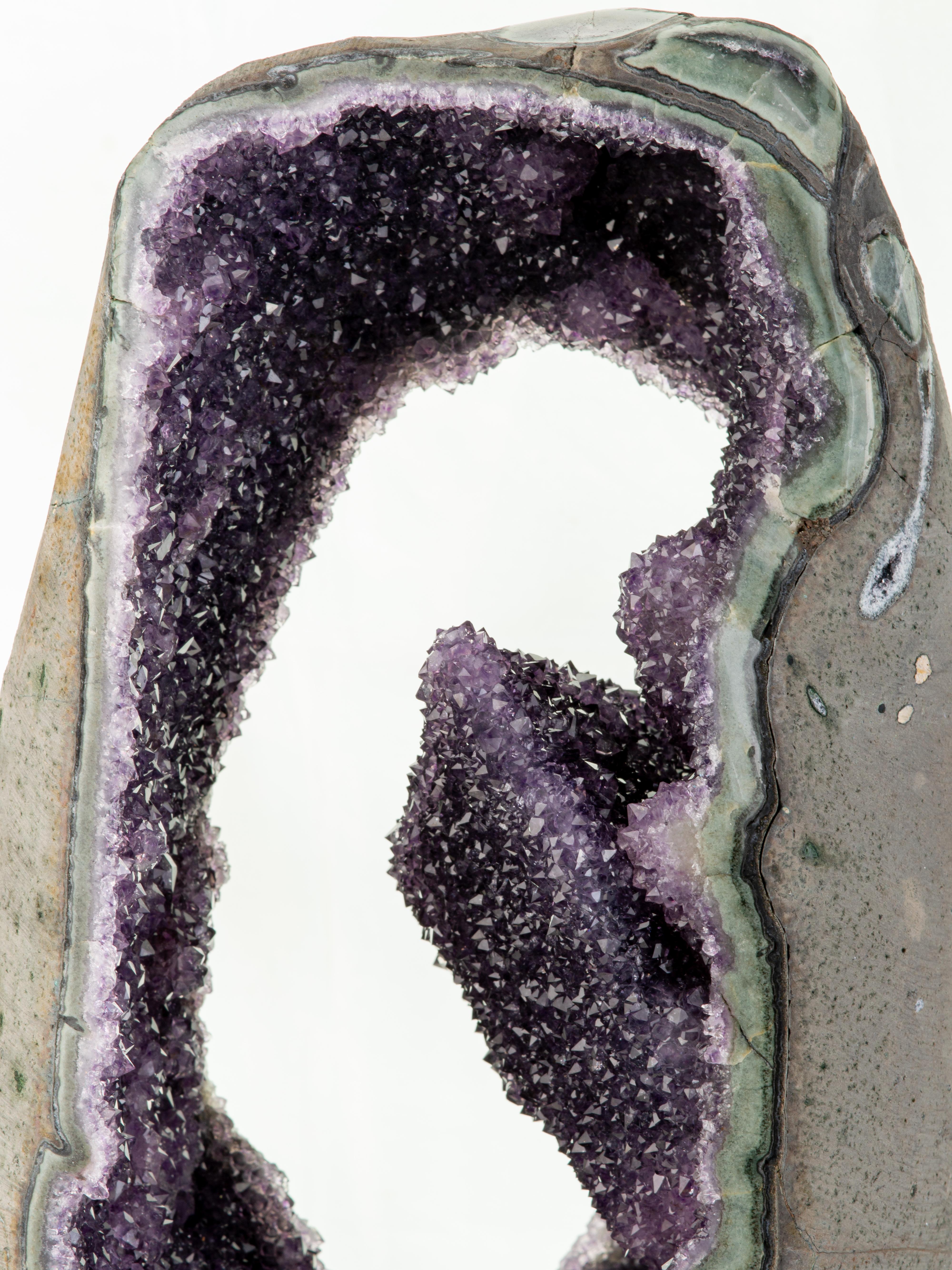 Sezione di geode con rara formazione di ametista e conchiglia di colore verde intenso in vendita 8