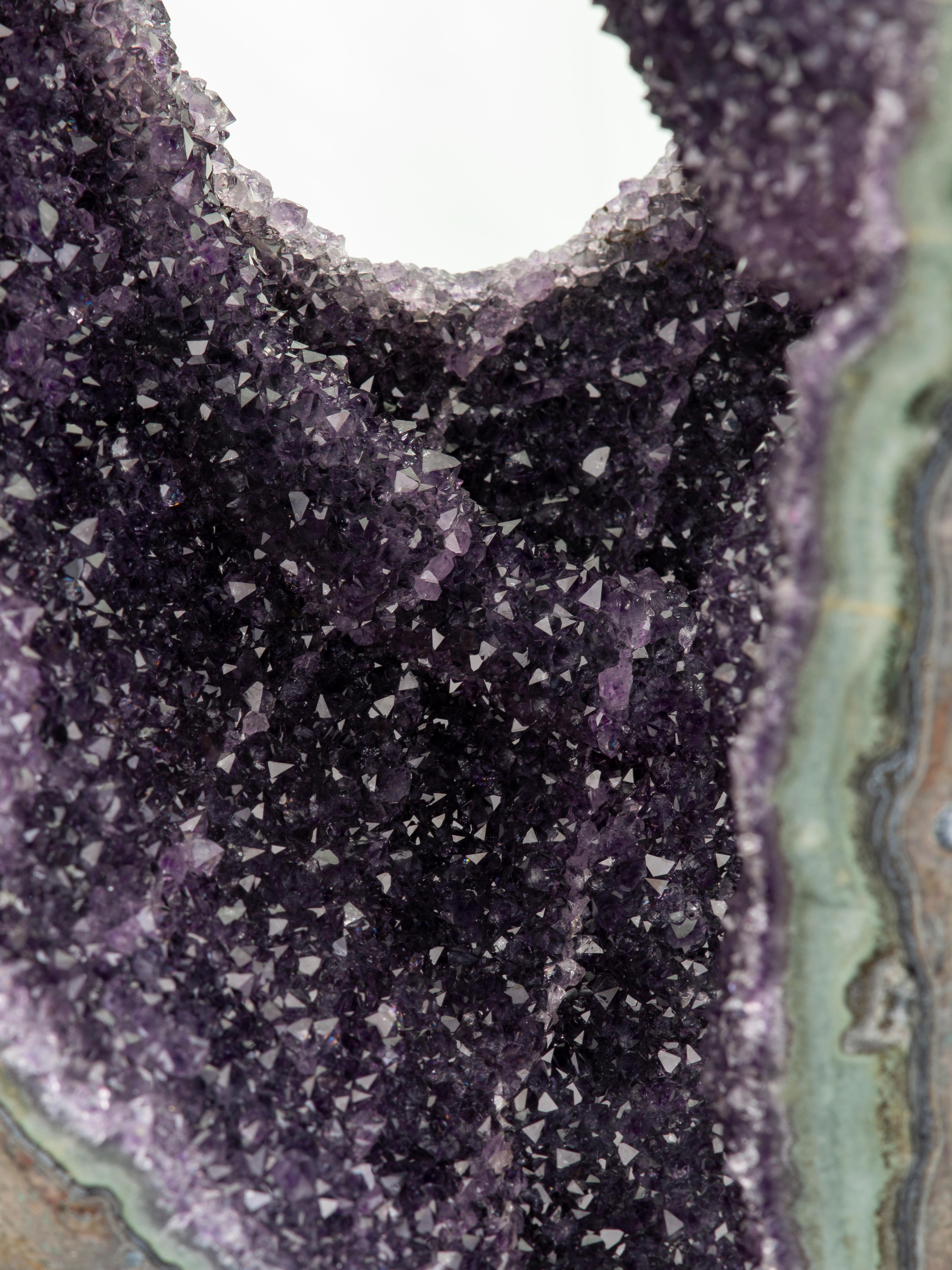 Sezione di geode con rara formazione di ametista e conchiglia di colore verde intenso in vendita 9