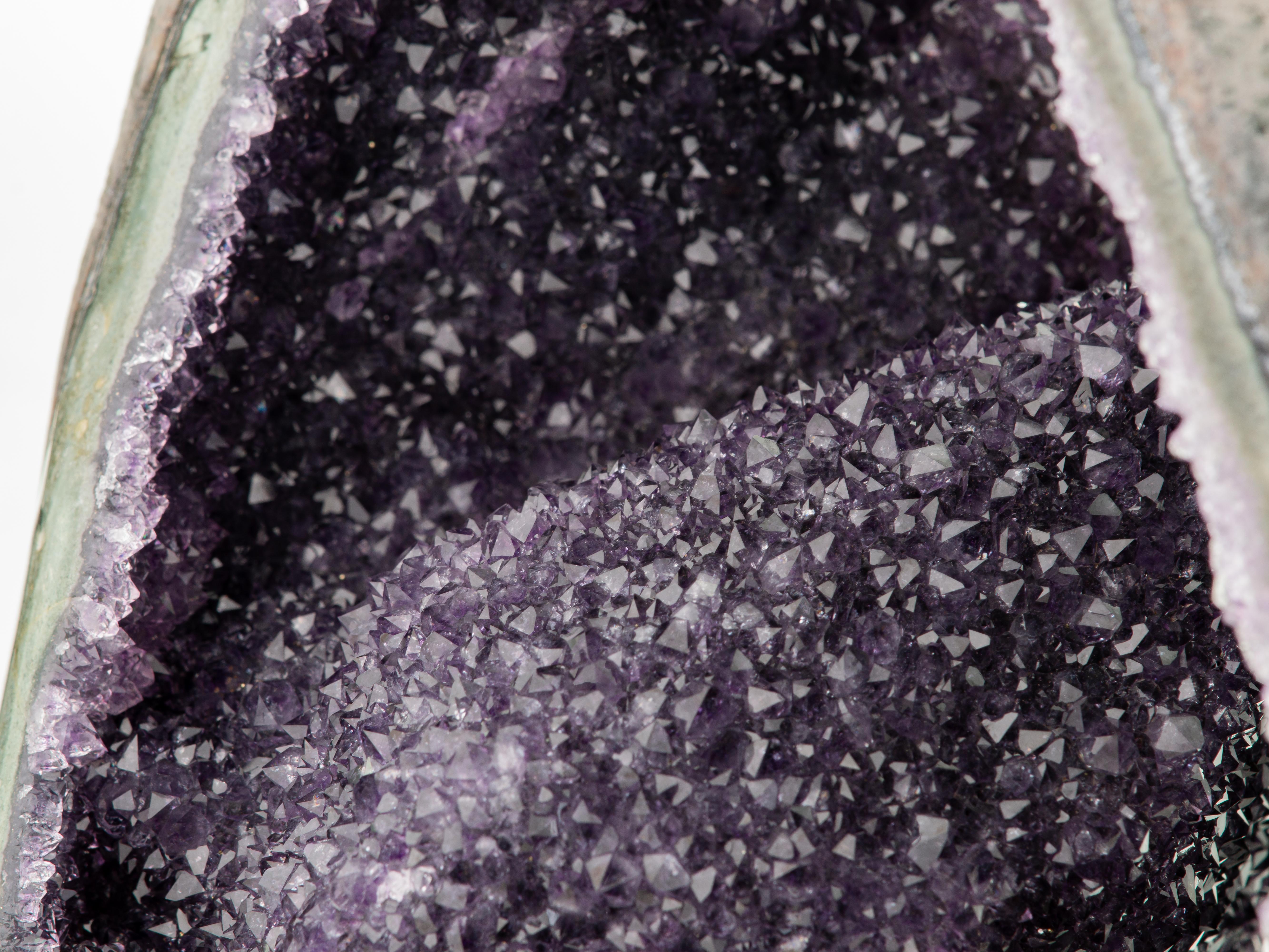Sezione di geode con rara formazione di ametista e conchiglia di colore verde intenso in vendita 10