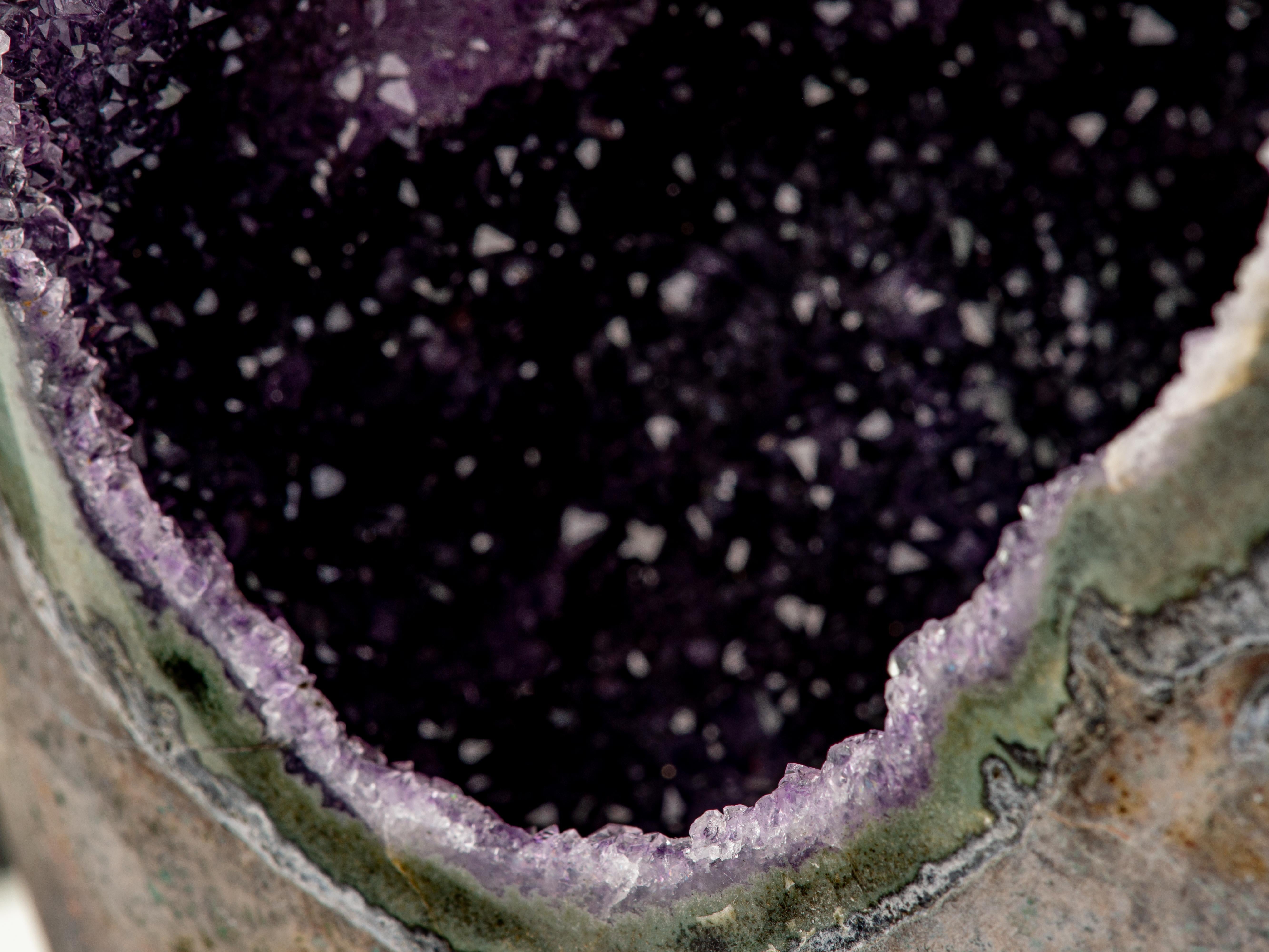 Sezione di geode con rara formazione di ametista e conchiglia di colore verde intenso in vendita 11