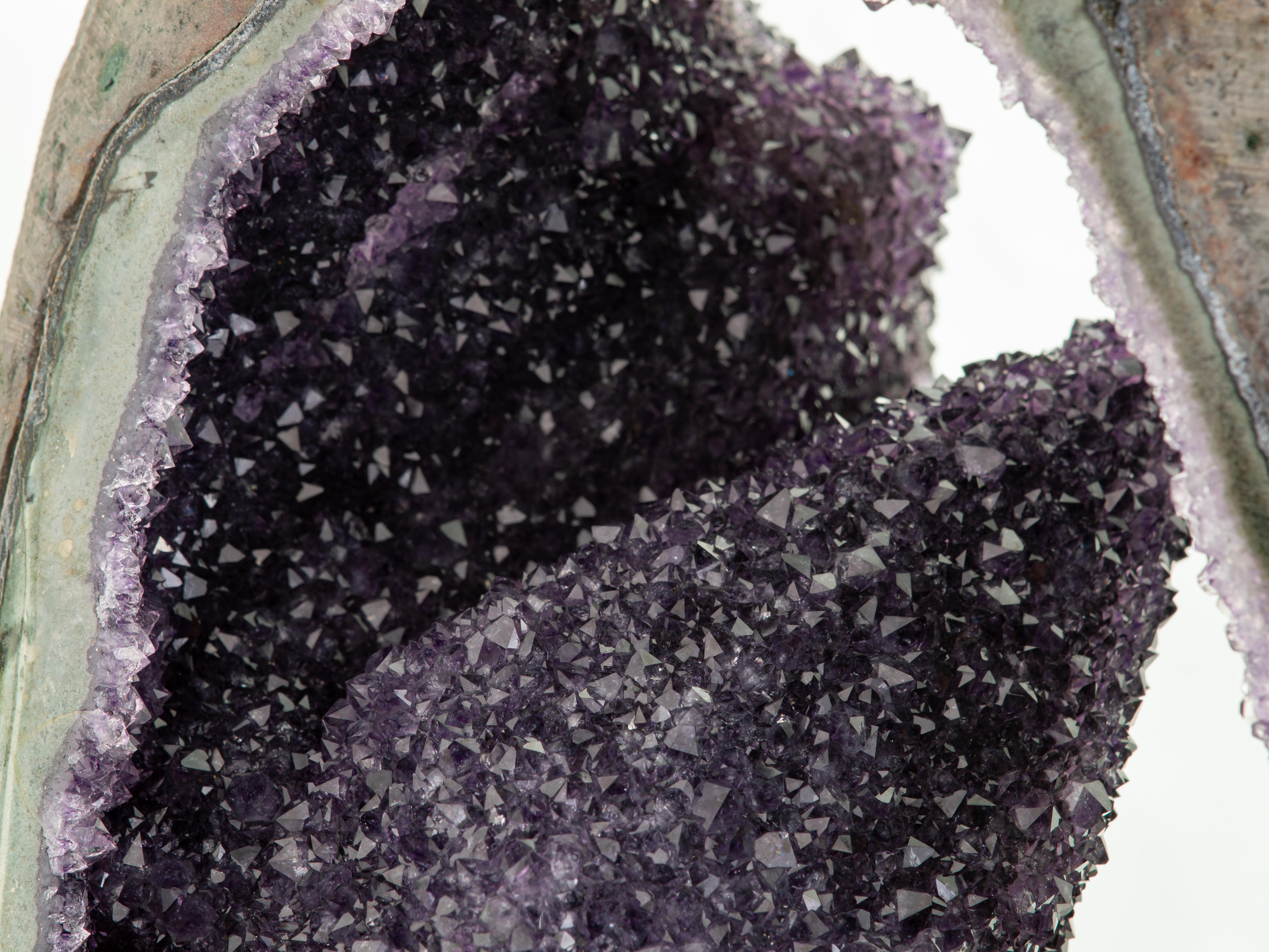 Sezione di geode con rara formazione di ametista e conchiglia di colore verde intenso in vendita 12