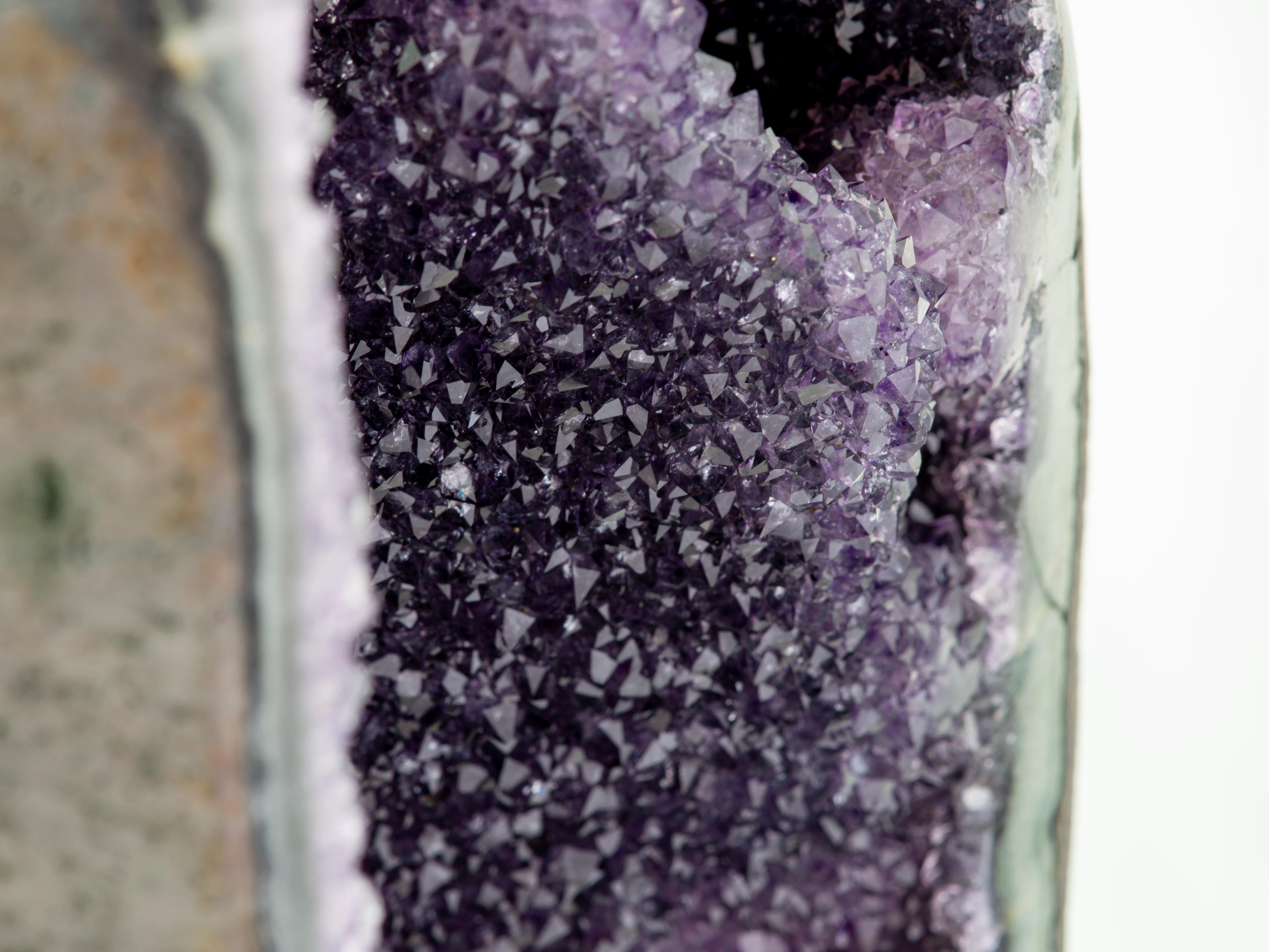 Sezione di geode con rara formazione di ametista e conchiglia di colore verde intenso in vendita 13