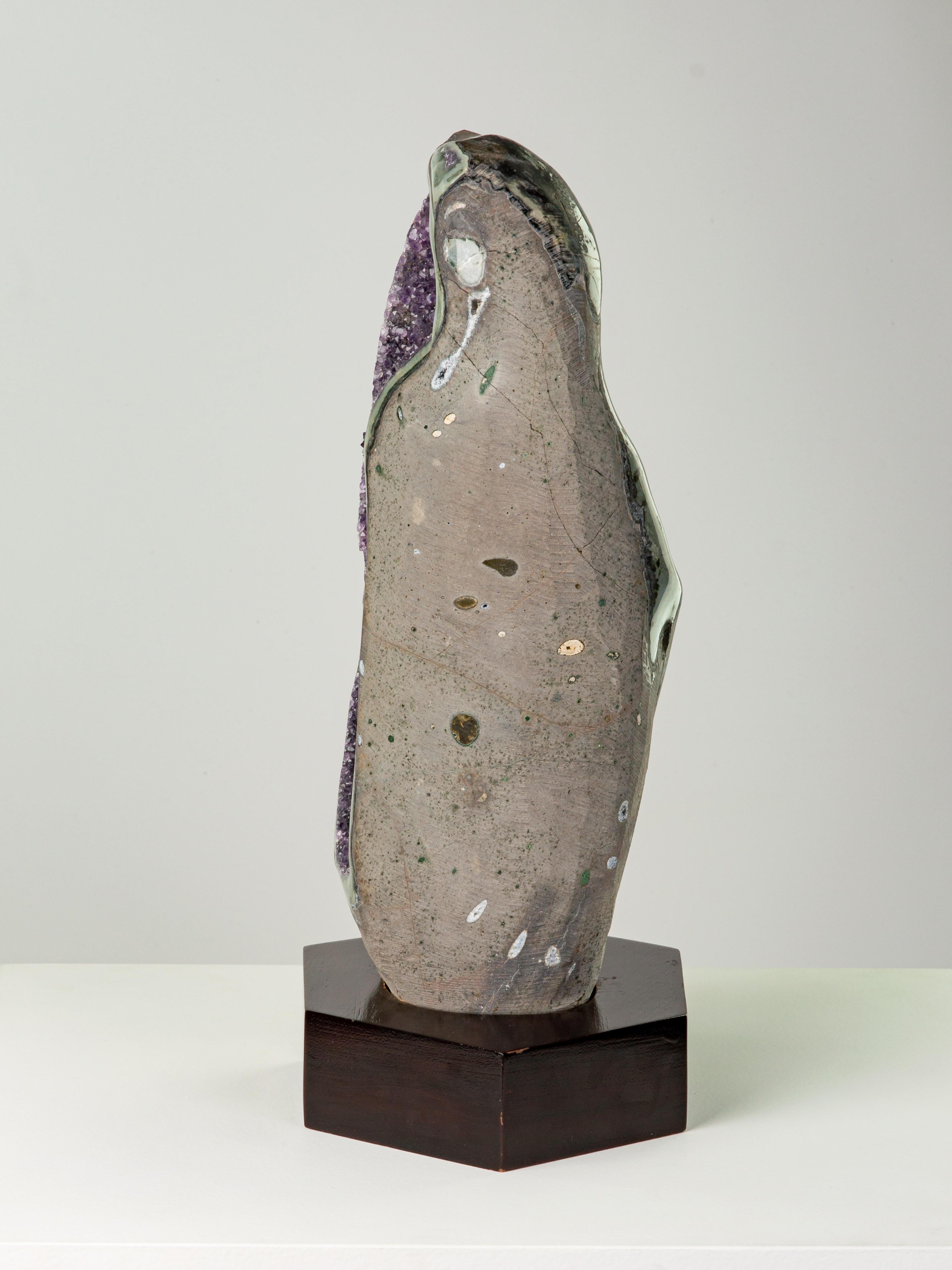 Uruguayano Sezione di geode con rara formazione di ametista e conchiglia di colore verde intenso in vendita