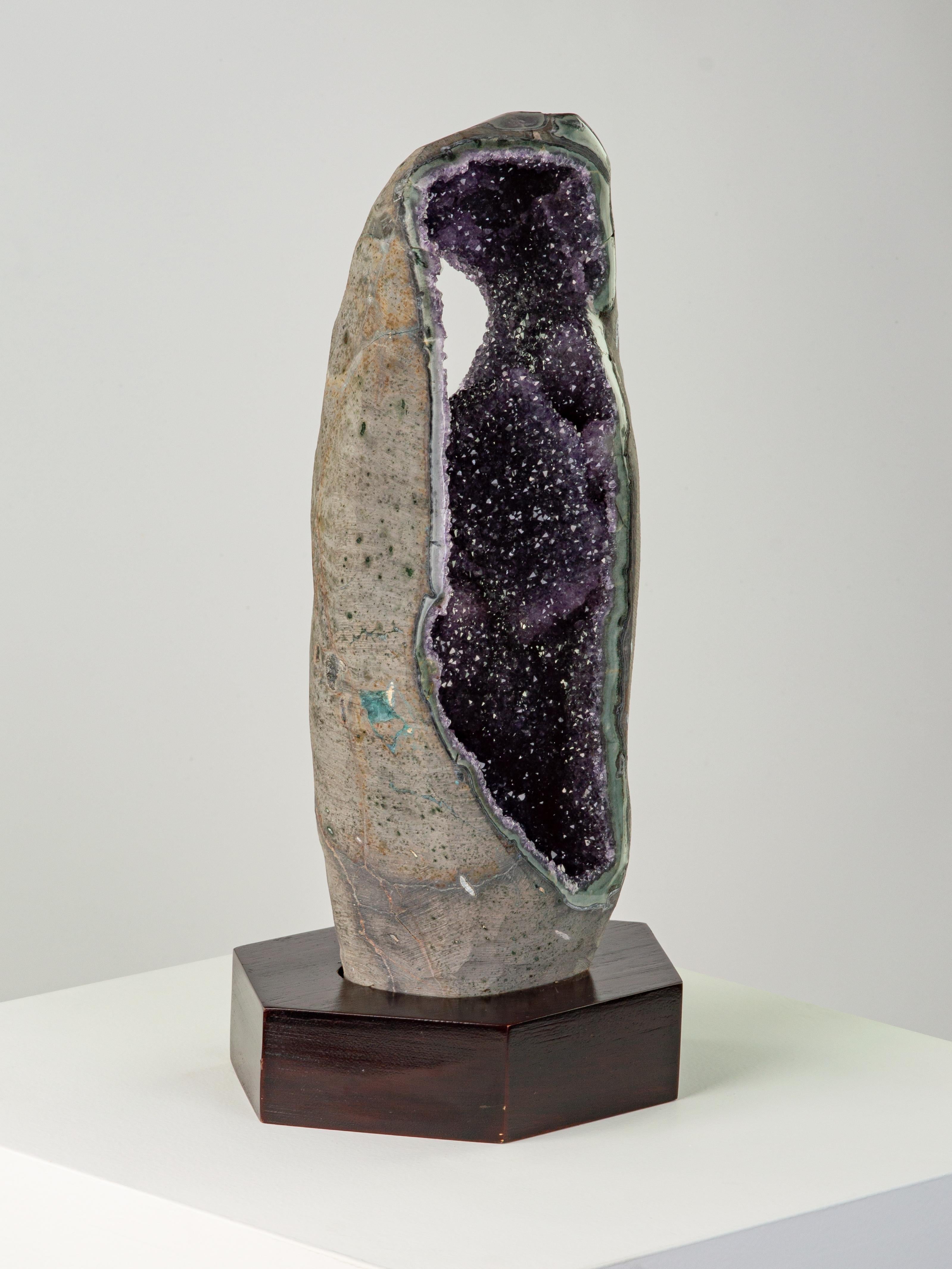 Sezione di geode con rara formazione di ametista e conchiglia di colore verde intenso In condizioni ottime in vendita a London, GB