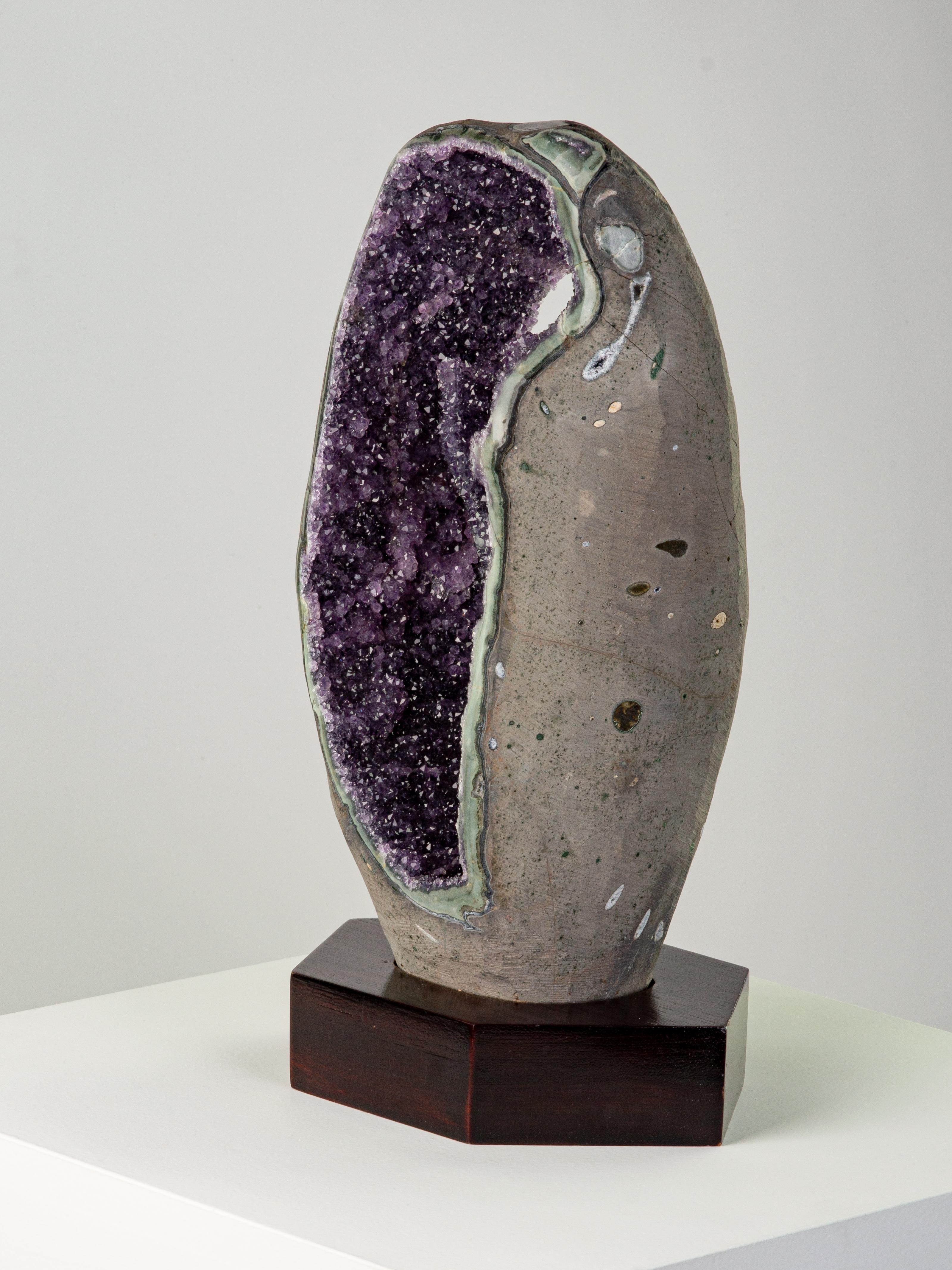 Sezione di geode con rara formazione di ametista e conchiglia di colore verde intenso in vendita 1