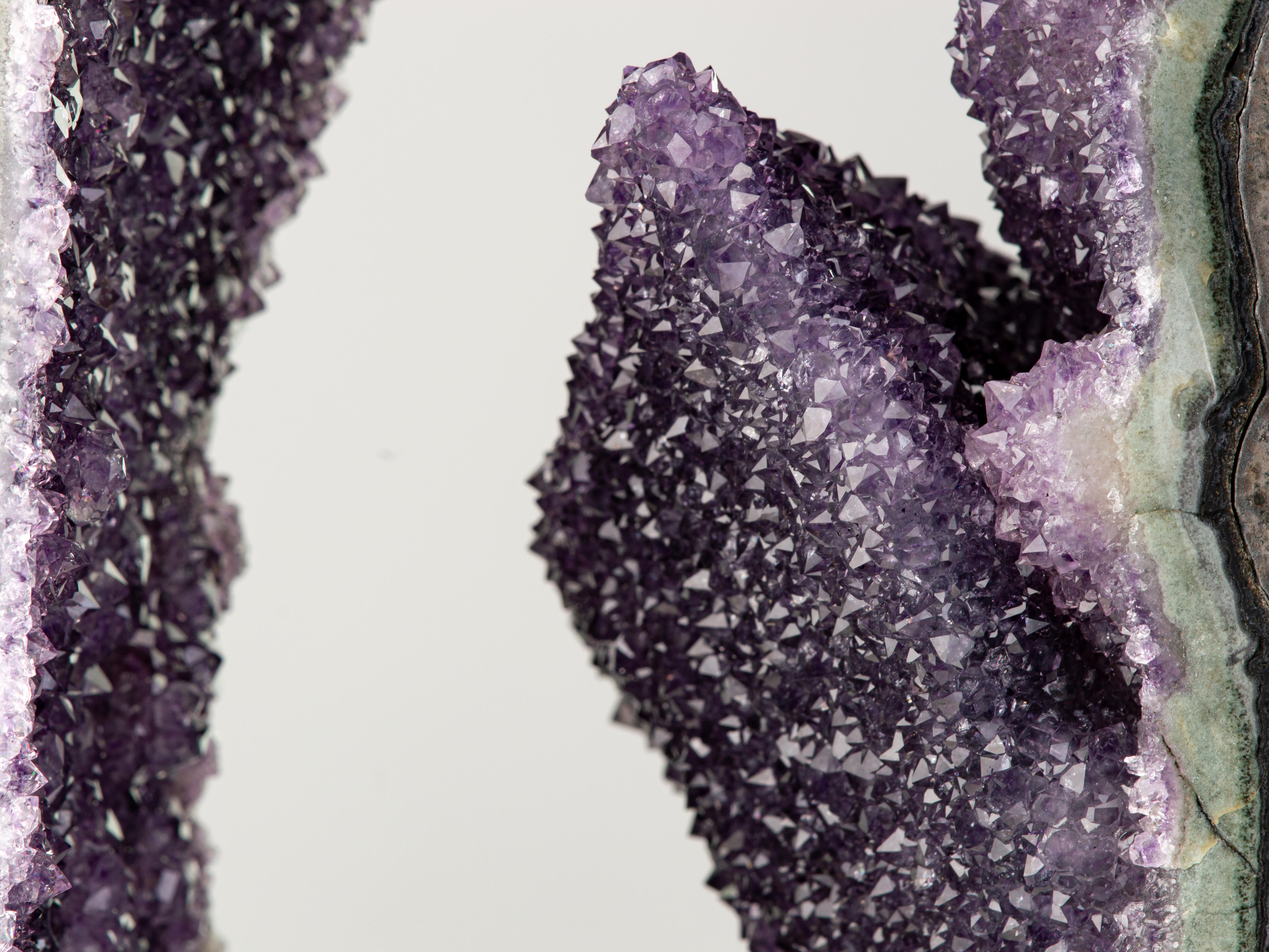 Sezione di geode con rara formazione di ametista e conchiglia di colore verde intenso in vendita 2
