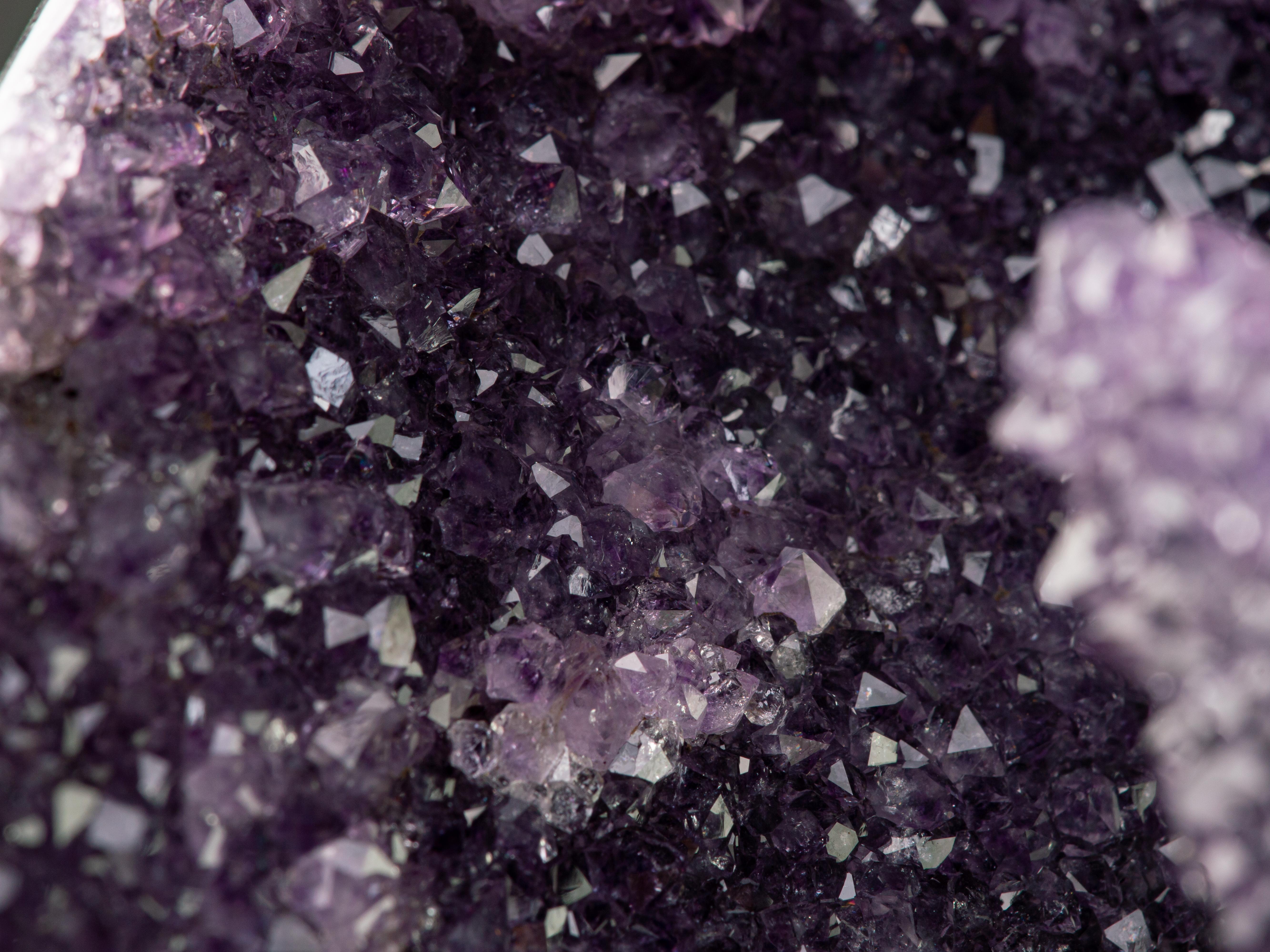 Sezione di geode con rara formazione di ametista e conchiglia di colore verde intenso in vendita 3