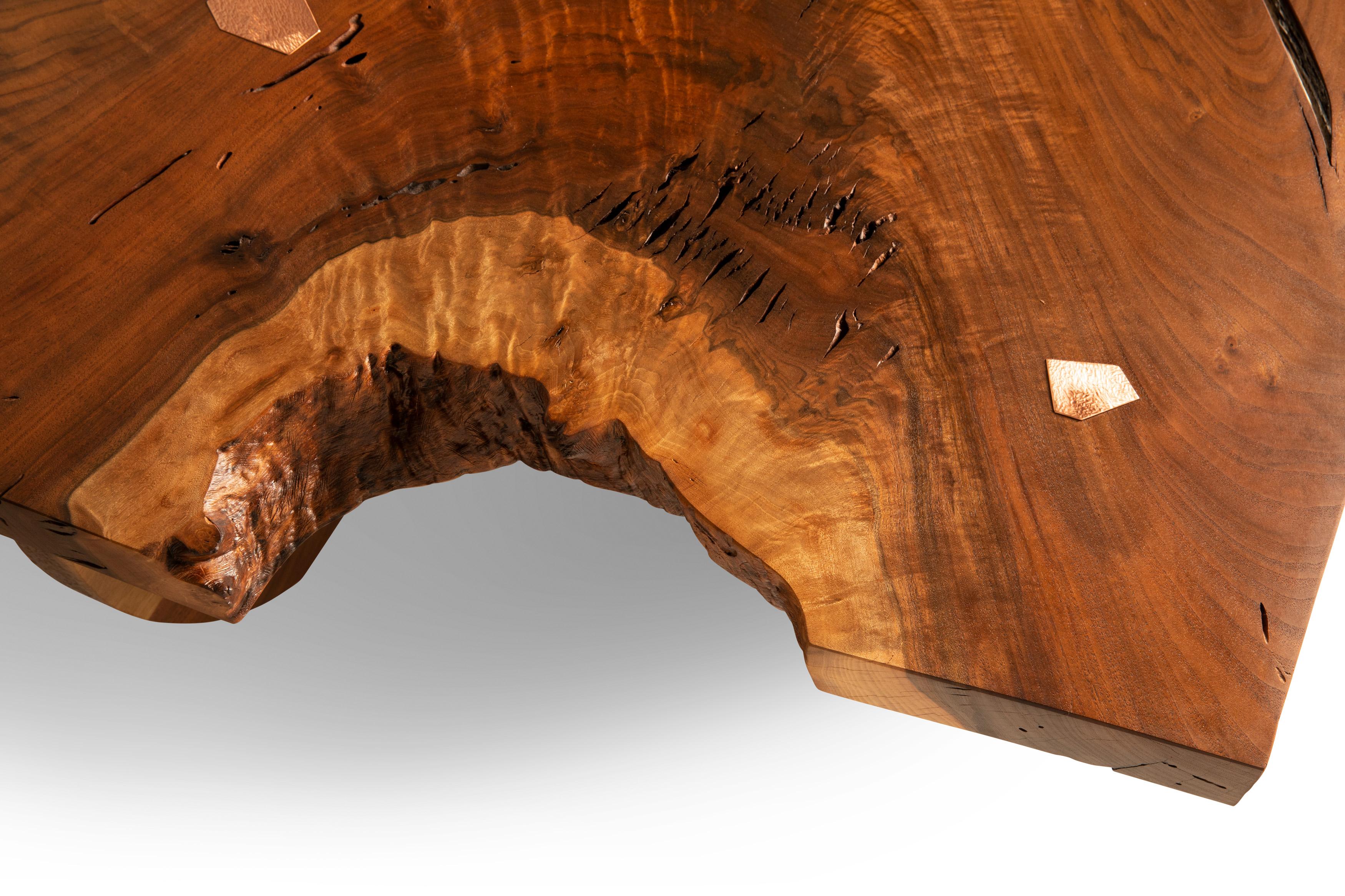 Geometrischer Tisch 002 aus Claro und schwarzem Nussbaumholz mit Kupferintarsien im Angebot 4