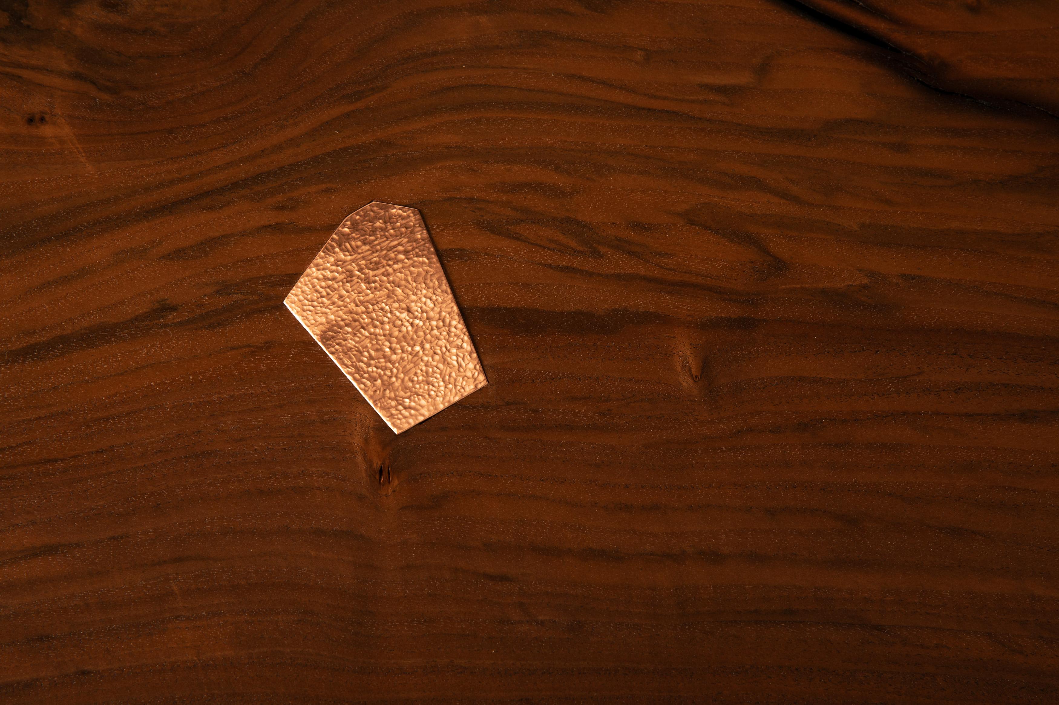 Geometrischer Tisch 002 aus Claro und schwarzem Nussbaumholz mit Kupferintarsien im Angebot 6