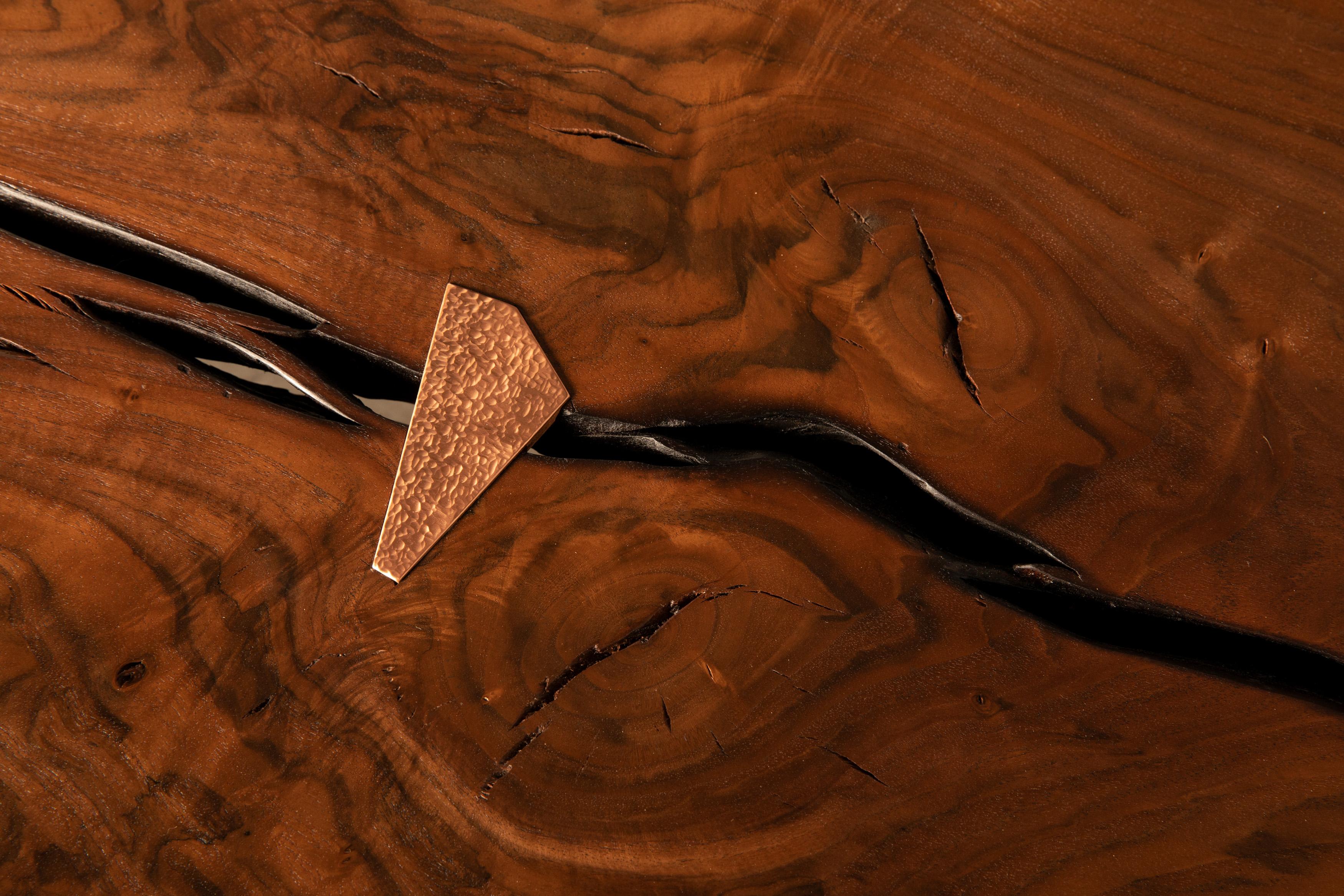 Geometrischer Tisch 002 aus Claro und schwarzem Nussbaumholz mit Kupferintarsien im Angebot 7