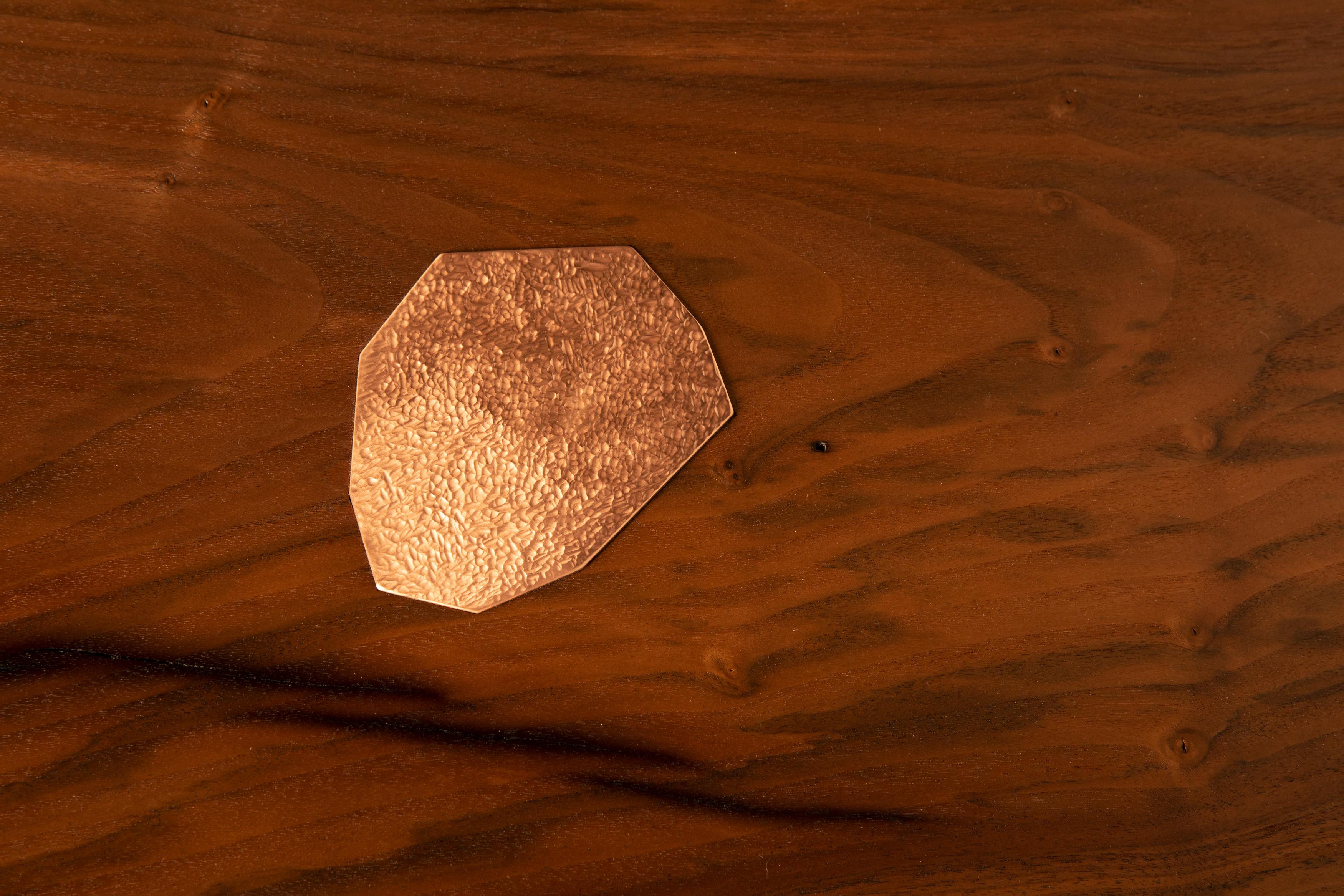 Geometrischer Tisch 002 aus Claro und schwarzem Nussbaumholz mit Kupferintarsien im Angebot 8