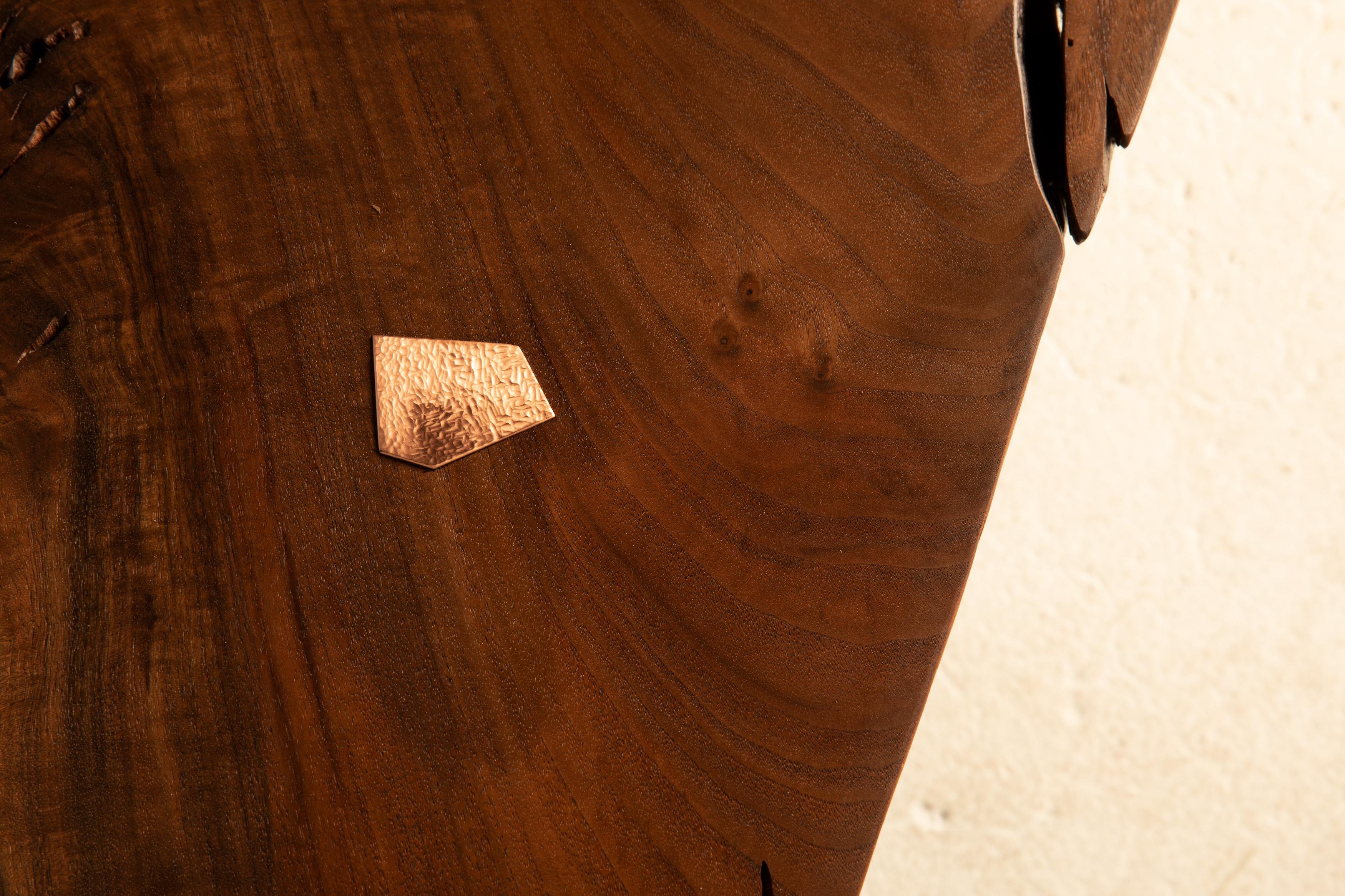 Geometrischer Tisch 002 aus Claro und schwarzem Nussbaumholz mit Kupferintarsien im Angebot 10