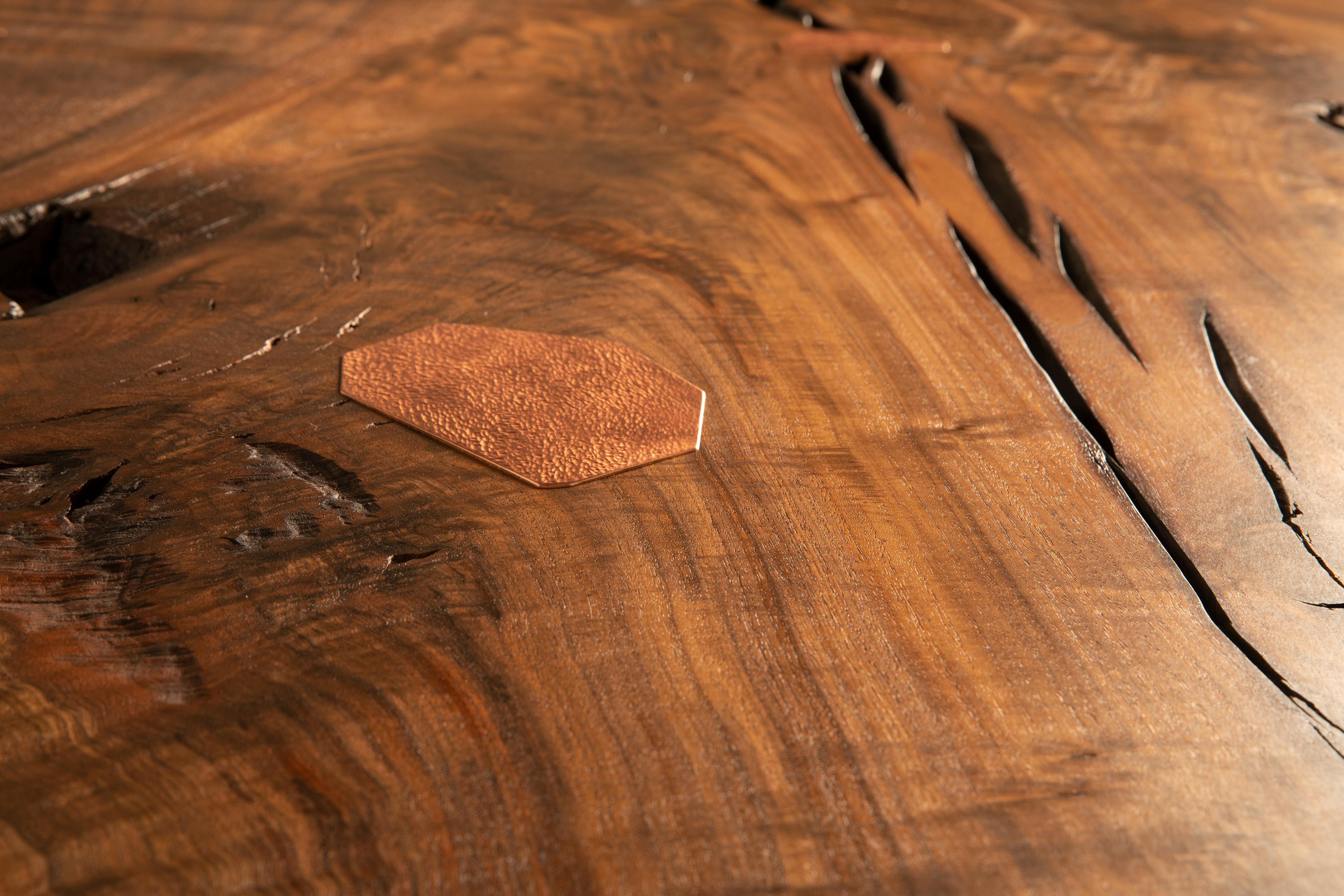 Geometrischer Tisch 002 aus Claro und schwarzem Nussbaumholz mit Kupferintarsien im Angebot 13