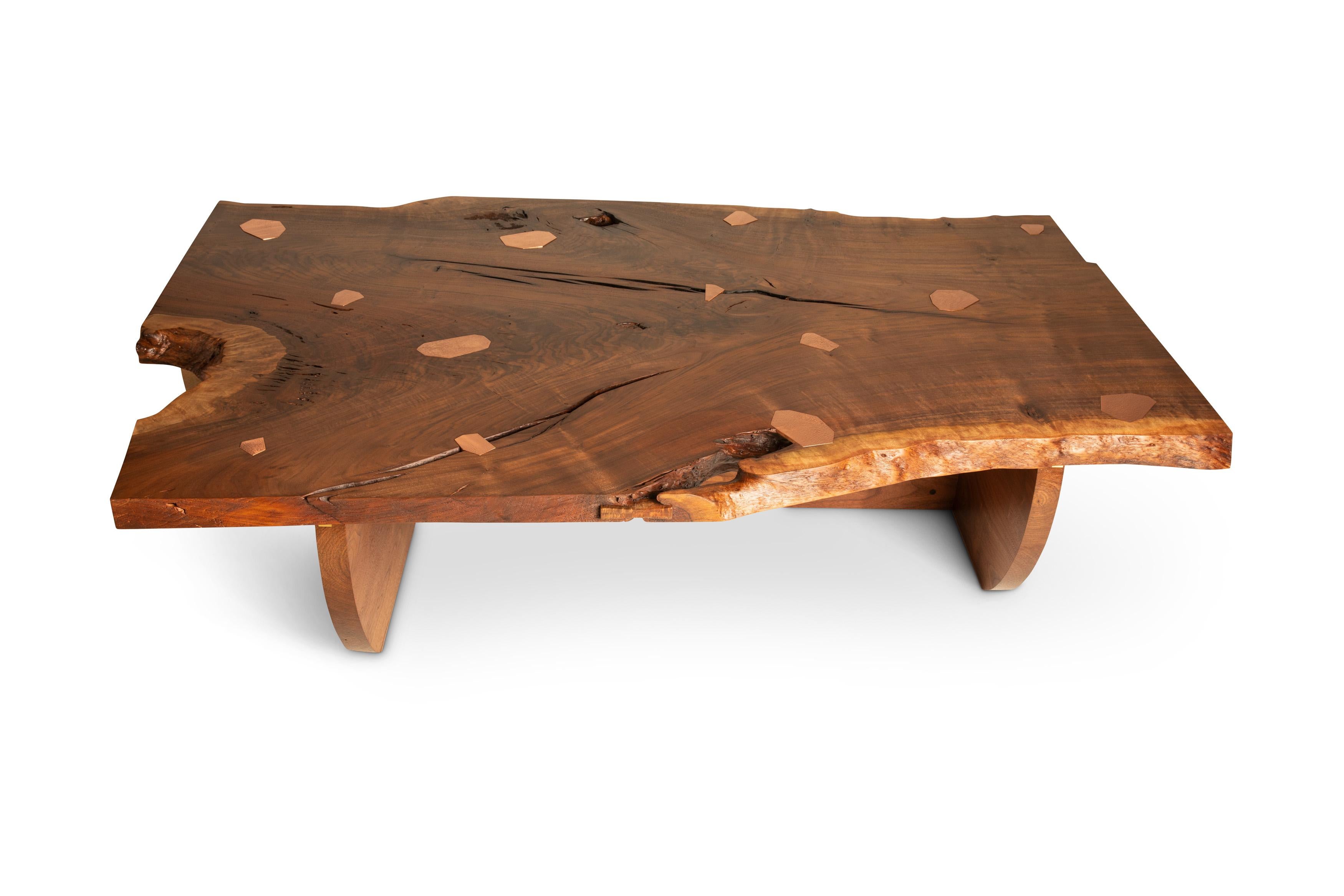 Geometrischer Tisch 002 aus Claro und schwarzem Nussbaumholz mit Kupferintarsien (amerikanisch) im Angebot
