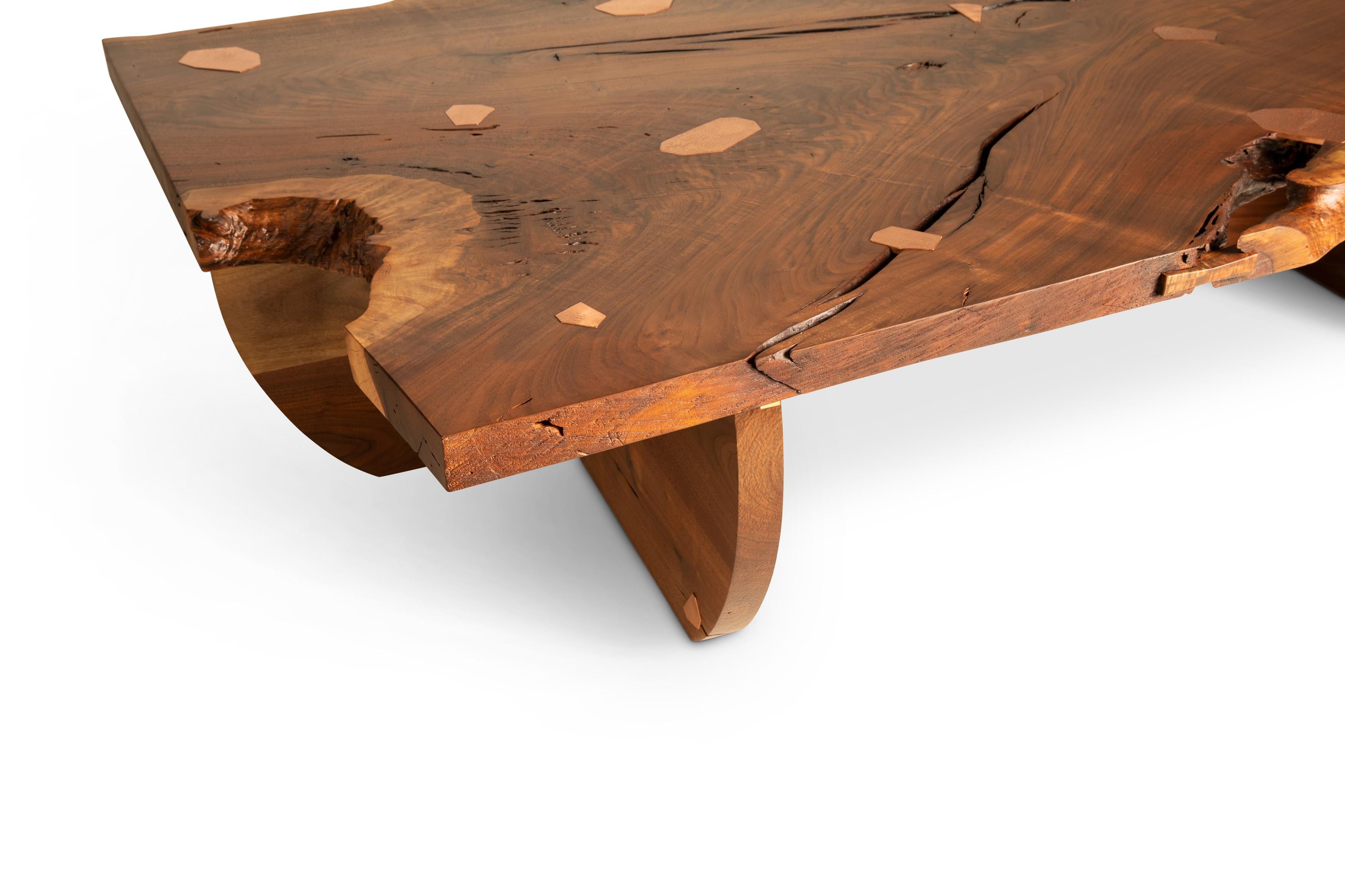 Geometrischer Tisch 002 aus Claro und schwarzem Nussbaumholz mit Kupferintarsien im Zustand „Neu“ im Angebot in San Diego, CA