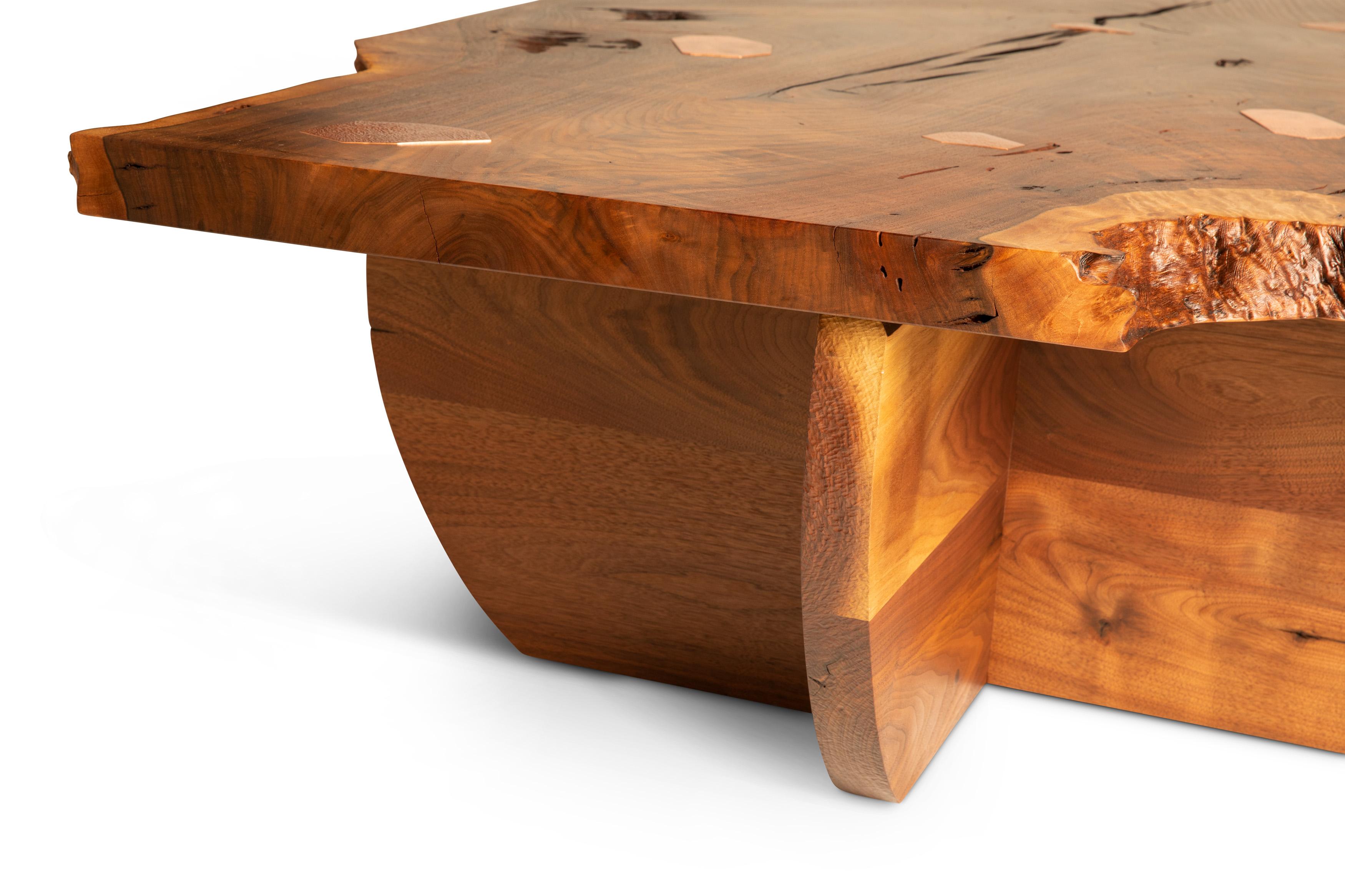 Geometrischer Tisch 002 aus Claro und schwarzem Nussbaumholz mit Kupferintarsien (21. Jahrhundert und zeitgenössisch) im Angebot