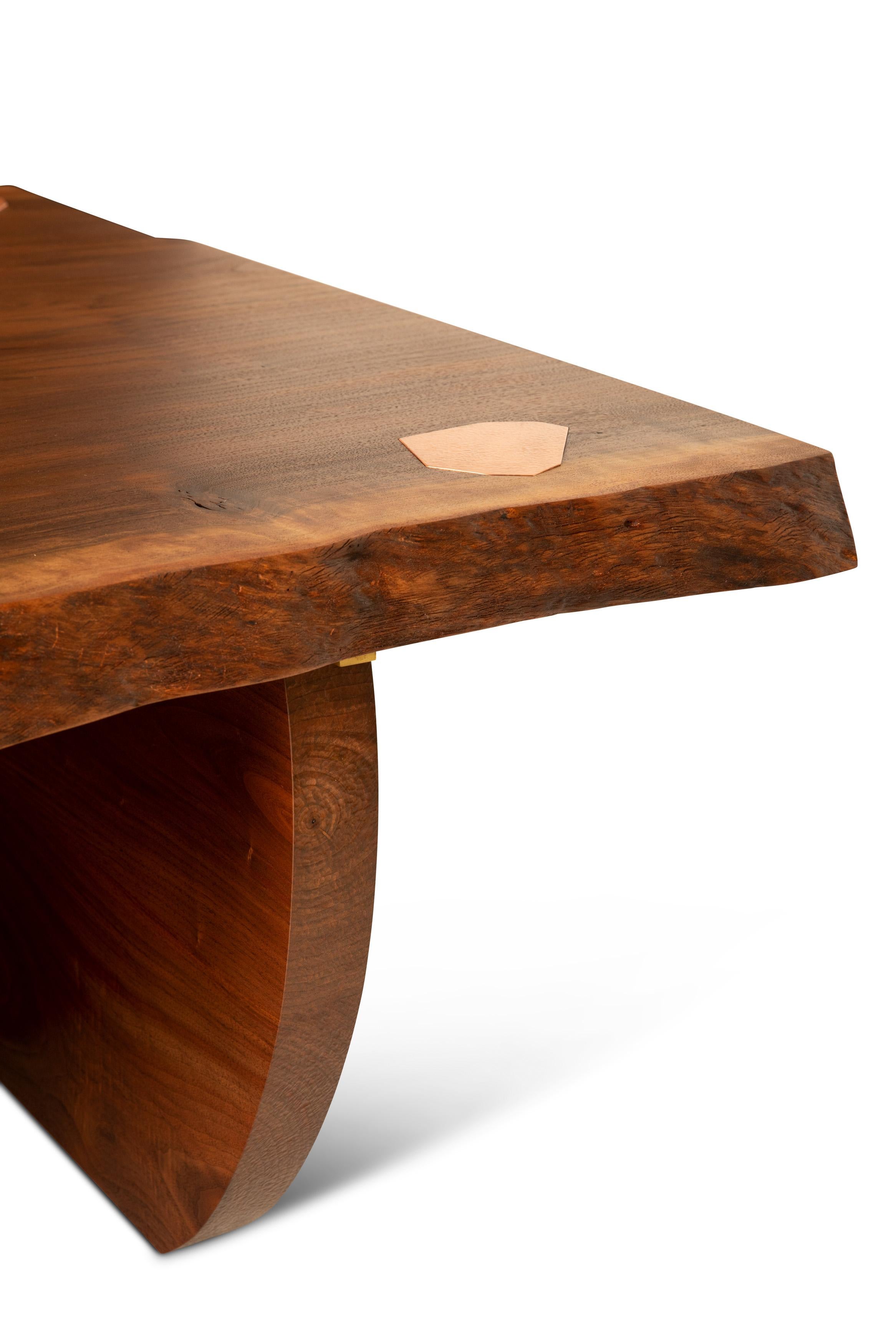 Geometrischer Tisch 002 aus Claro und schwarzem Nussbaumholz mit Kupferintarsien im Angebot 1