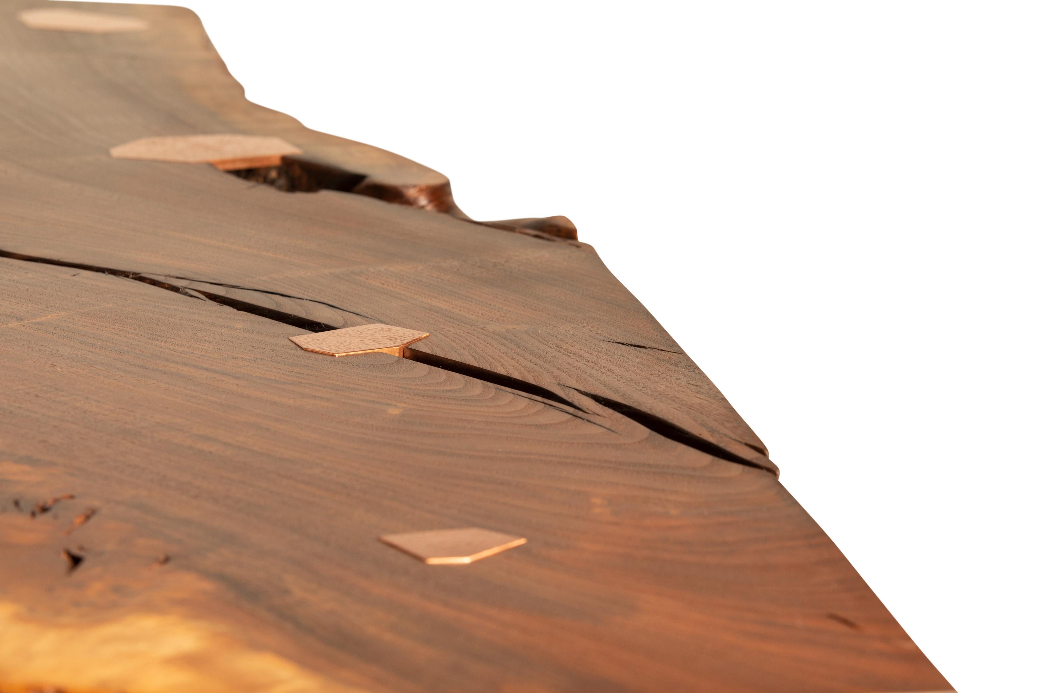 Geometrischer Tisch 002 aus Claro und schwarzem Nussbaumholz mit Kupferintarsien im Angebot 2