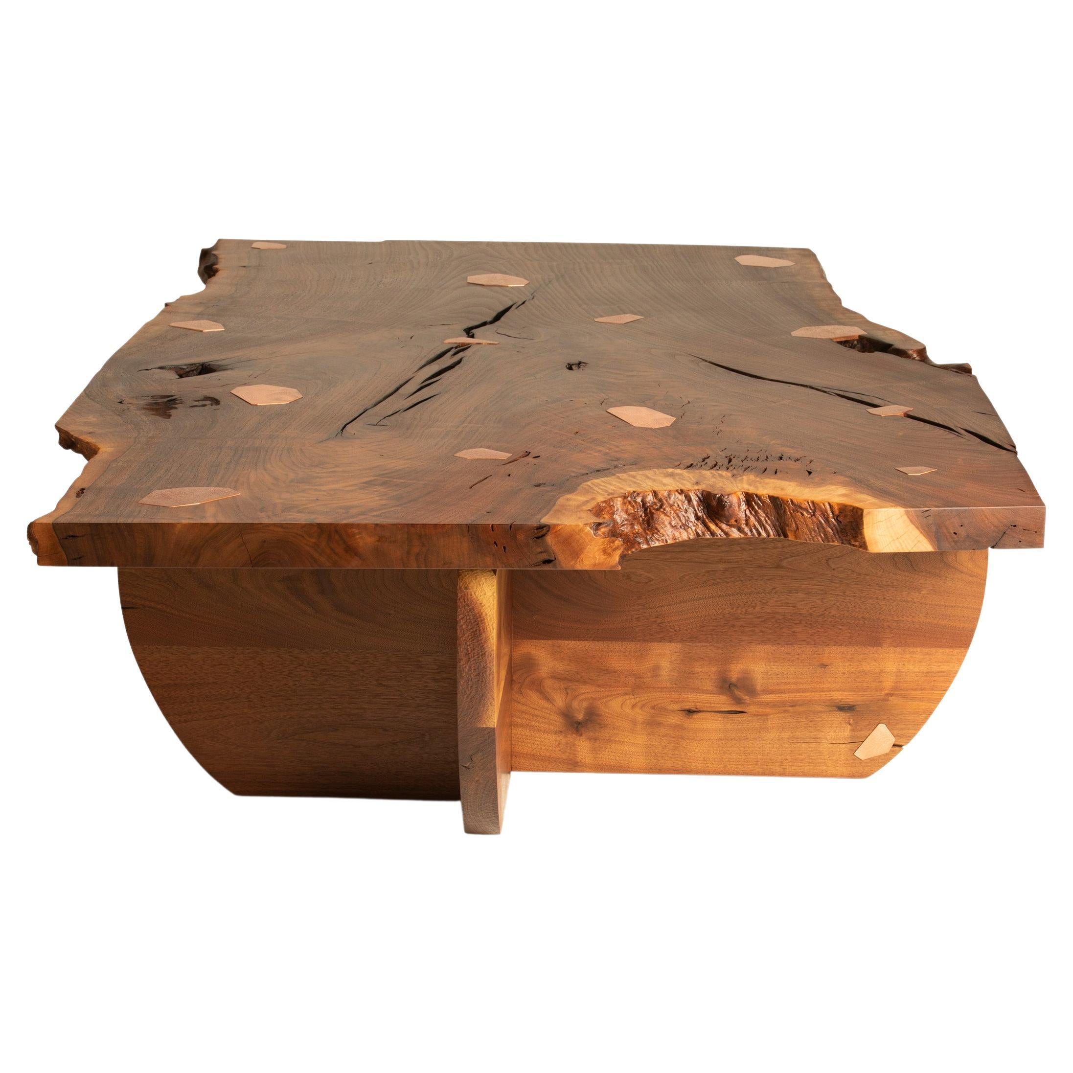 Geometrischer Tisch 002 aus Claro und schwarzem Nussbaumholz mit Kupferintarsien im Angebot