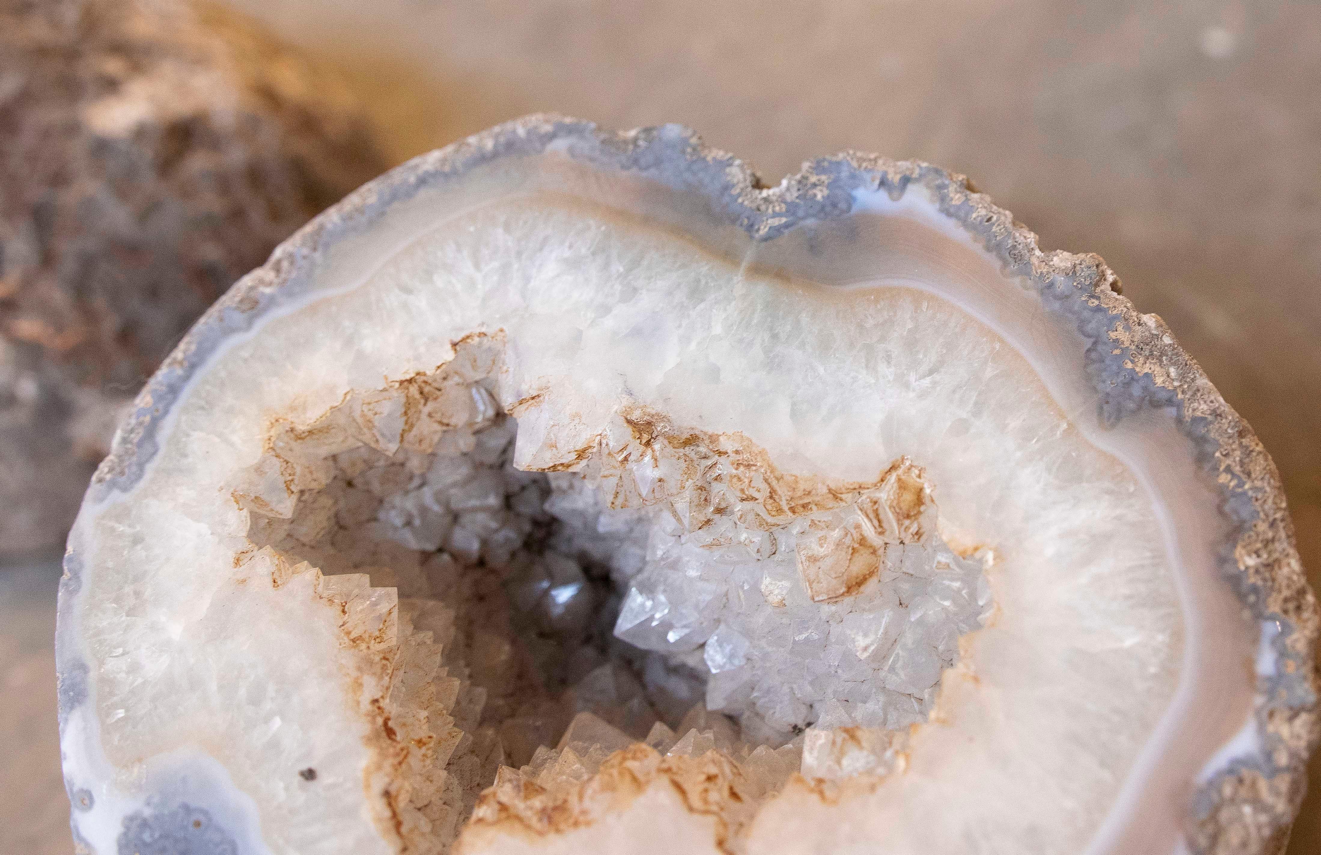 Geode mit kreisförmiger Form in zwei Hälften geteilt im Angebot 4