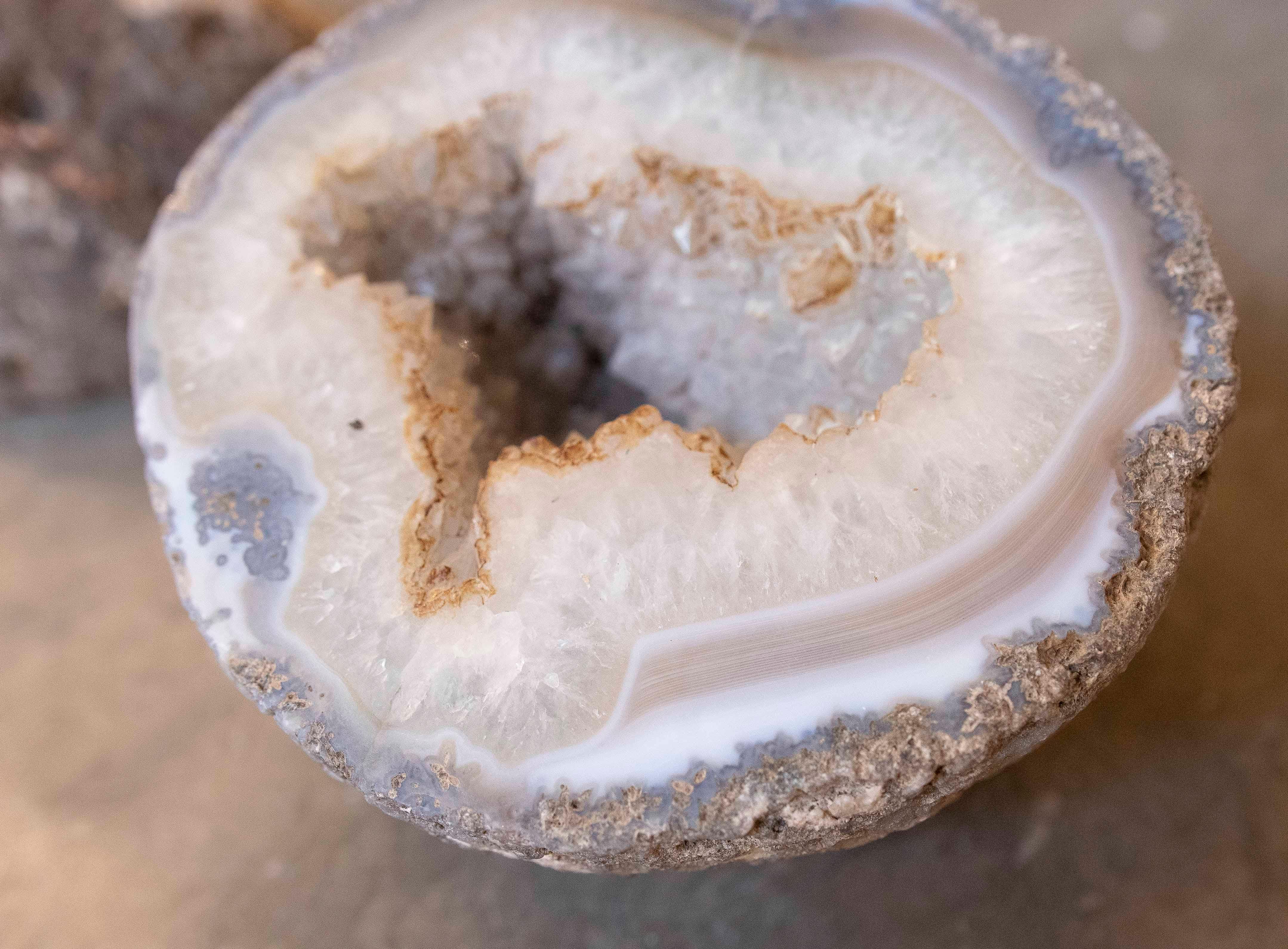Geode mit kreisförmiger Form in zwei Hälften geteilt im Angebot 5