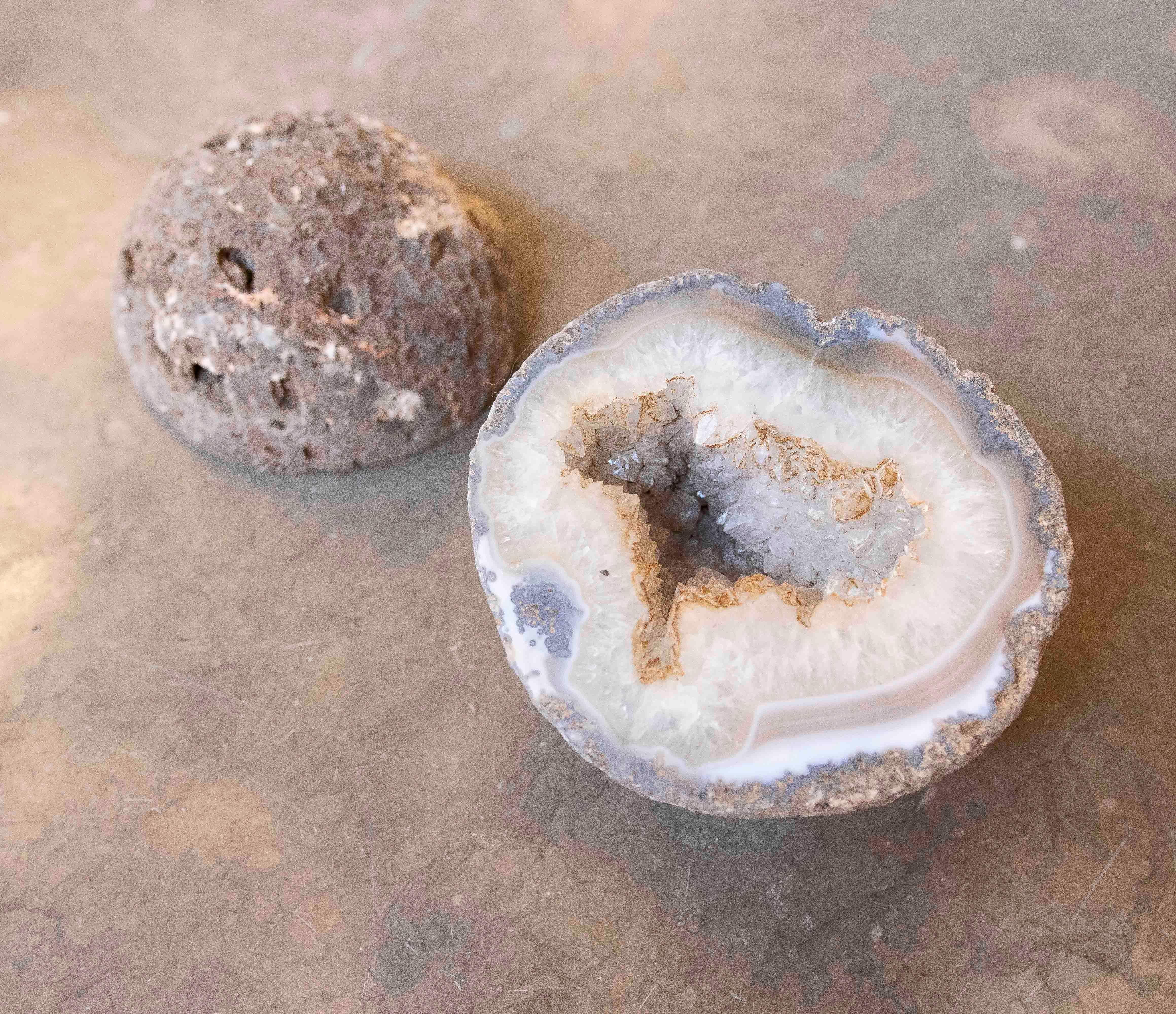 Geode mit kreisförmiger Form in zwei Hälften geteilt im Angebot 7
