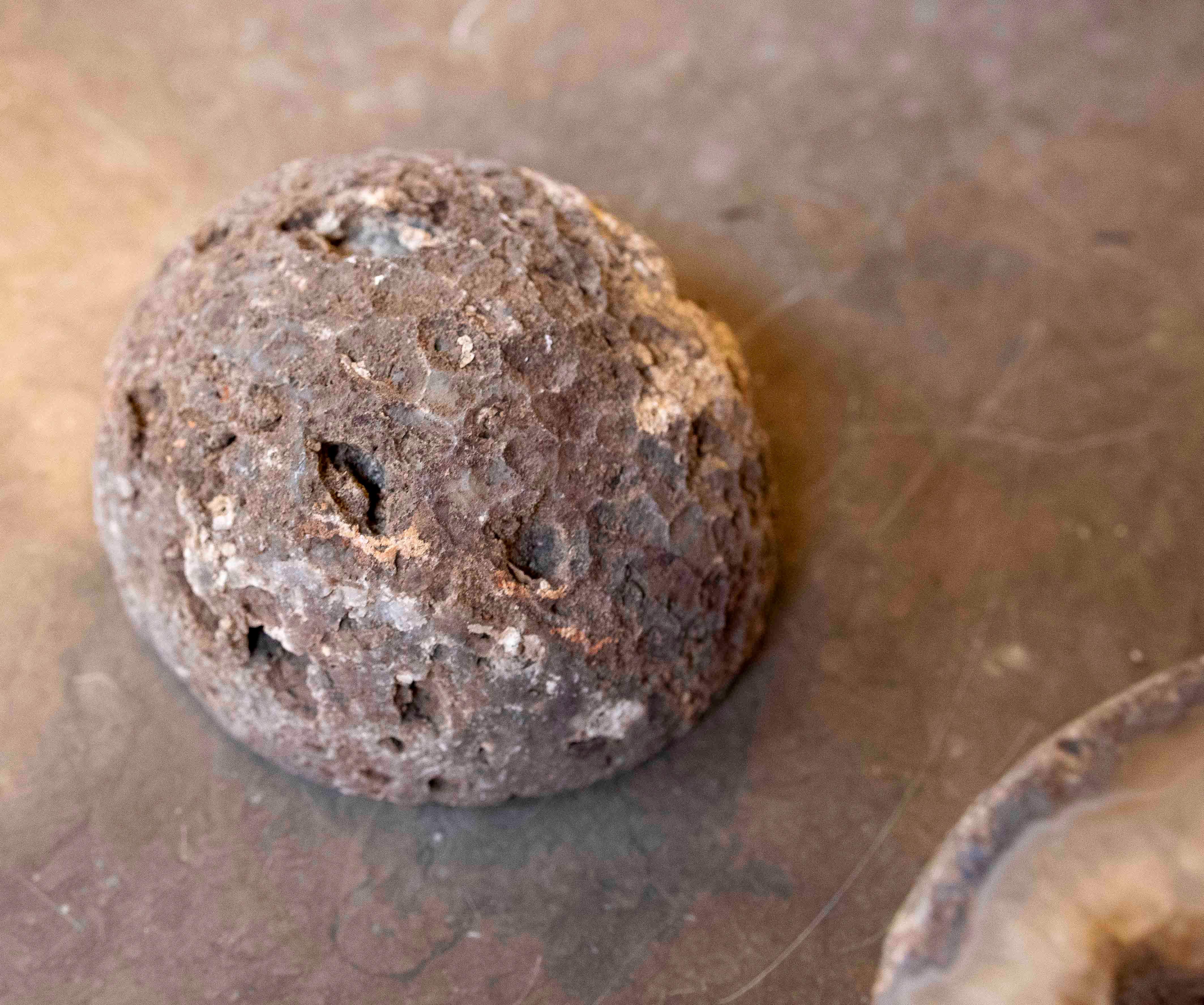 Geode mit kreisförmiger Form in zwei Hälften geteilt im Angebot 8