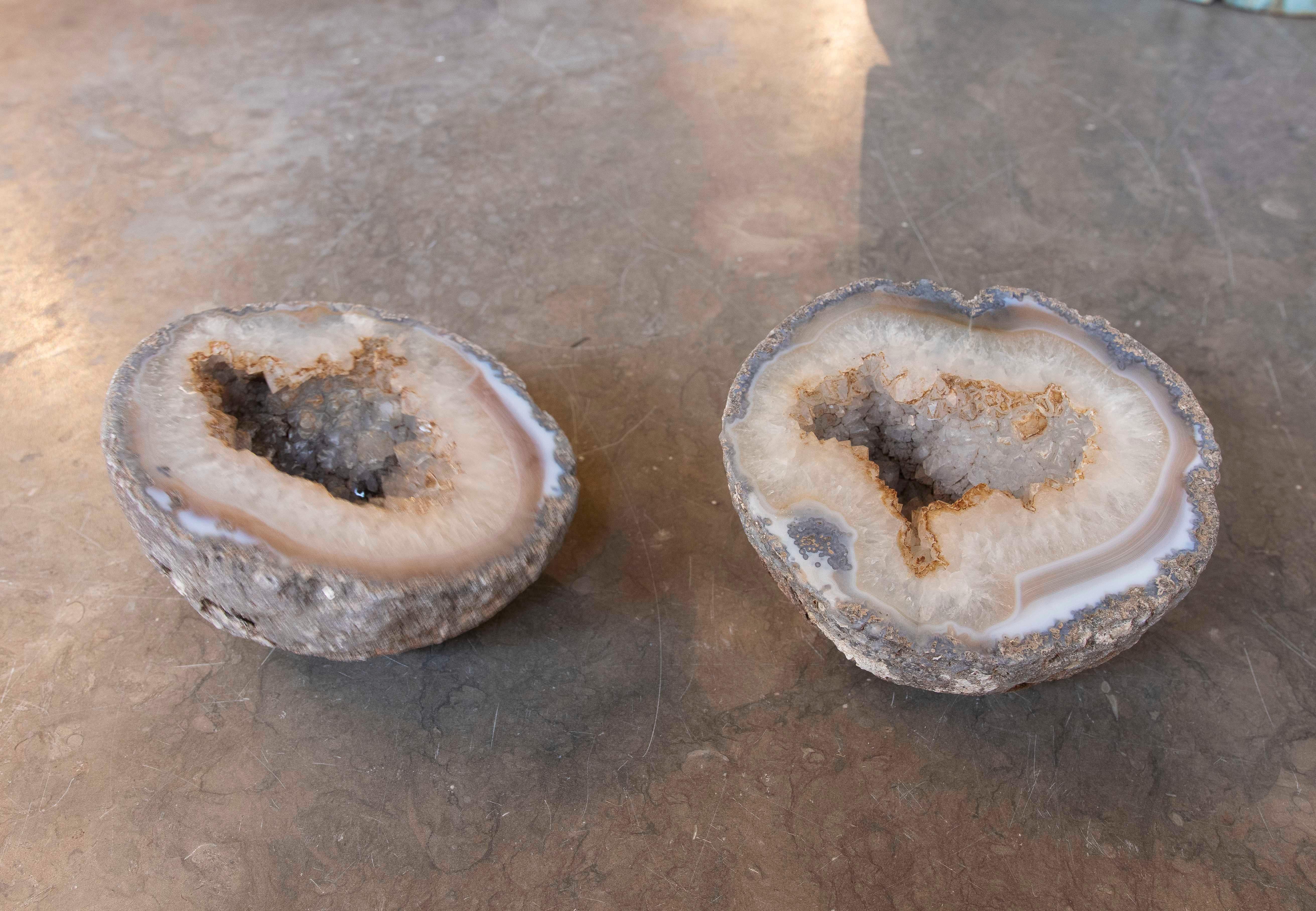 Geode mit kreisförmiger Form in zwei Hälften geteilt 