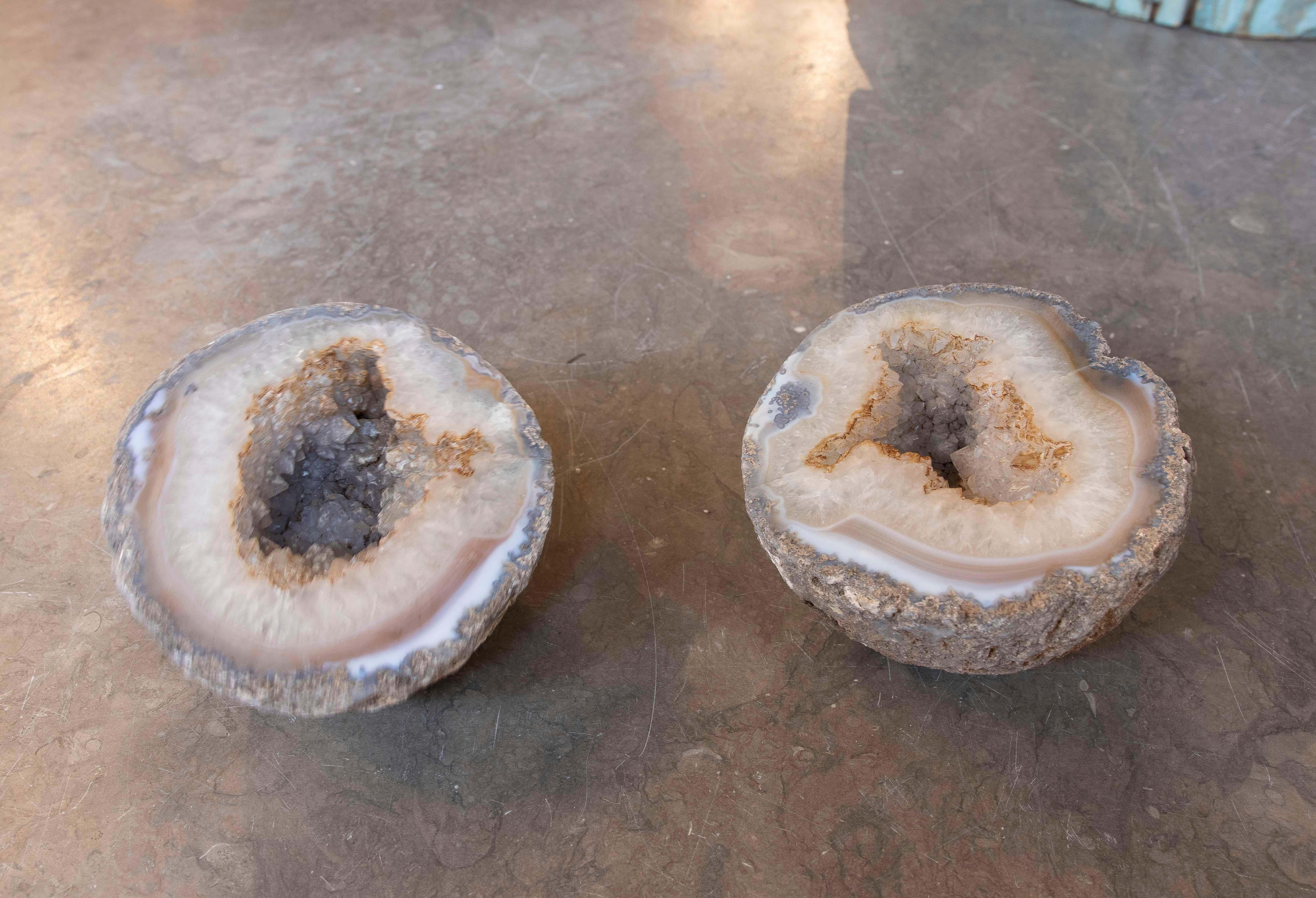 Geode mit kreisförmiger Form in zwei Hälften geteilt (Europäisch) im Angebot