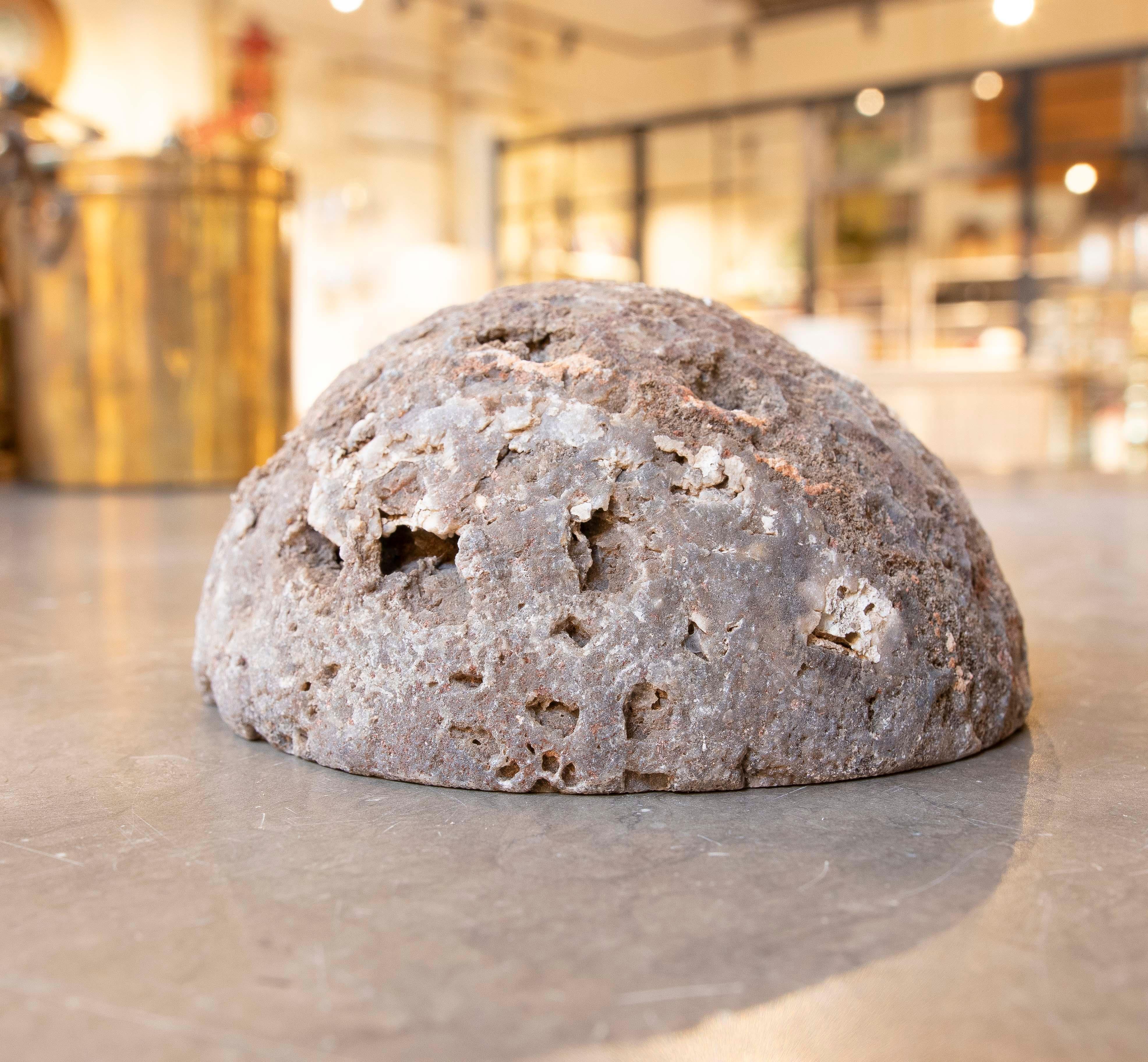 Geode mit kreisförmiger Form in zwei Hälften geteilt im Angebot 2