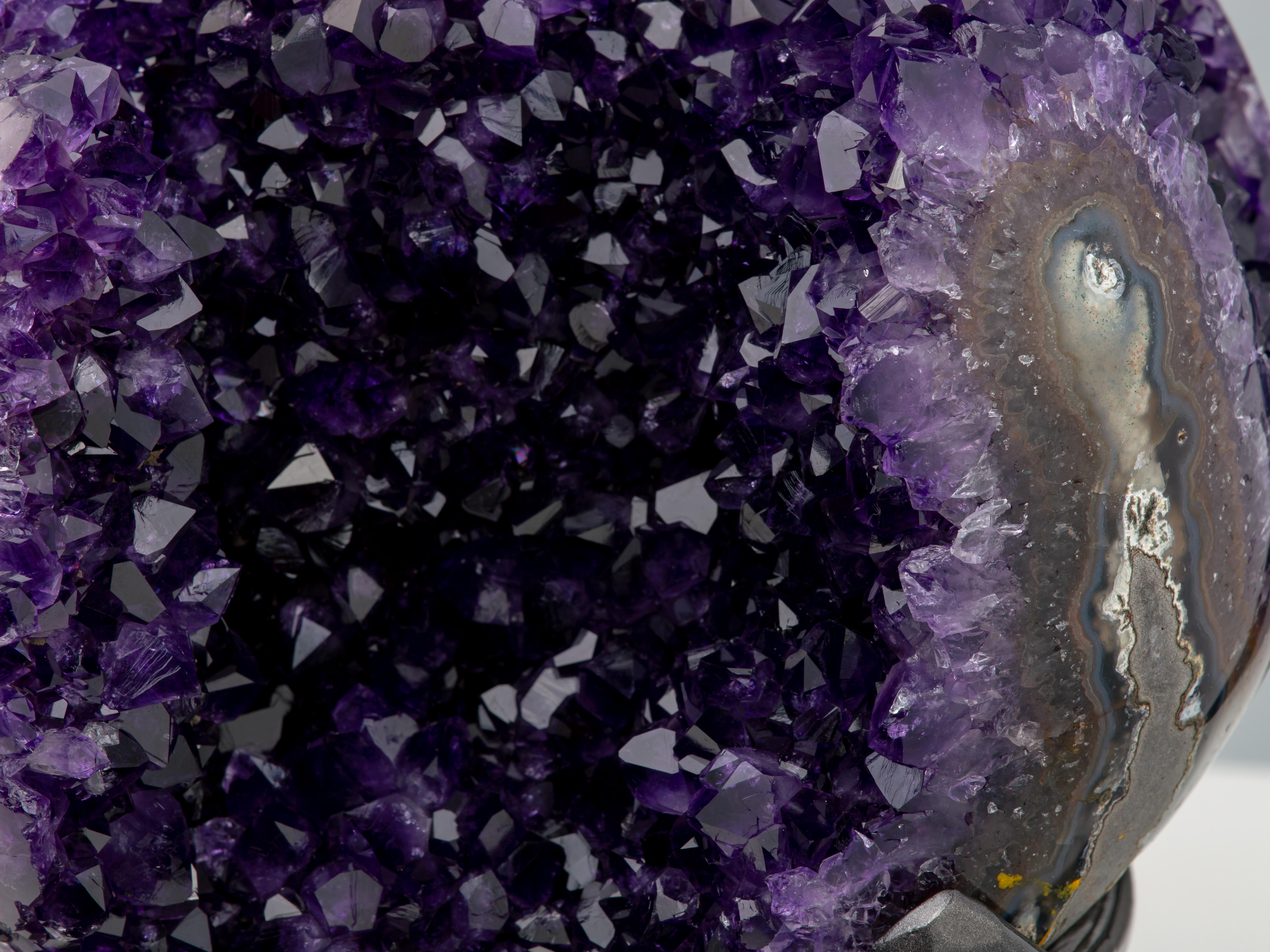 Geode with deep purple amethyst crystals, a central stalactite and agate borders For Sale 3