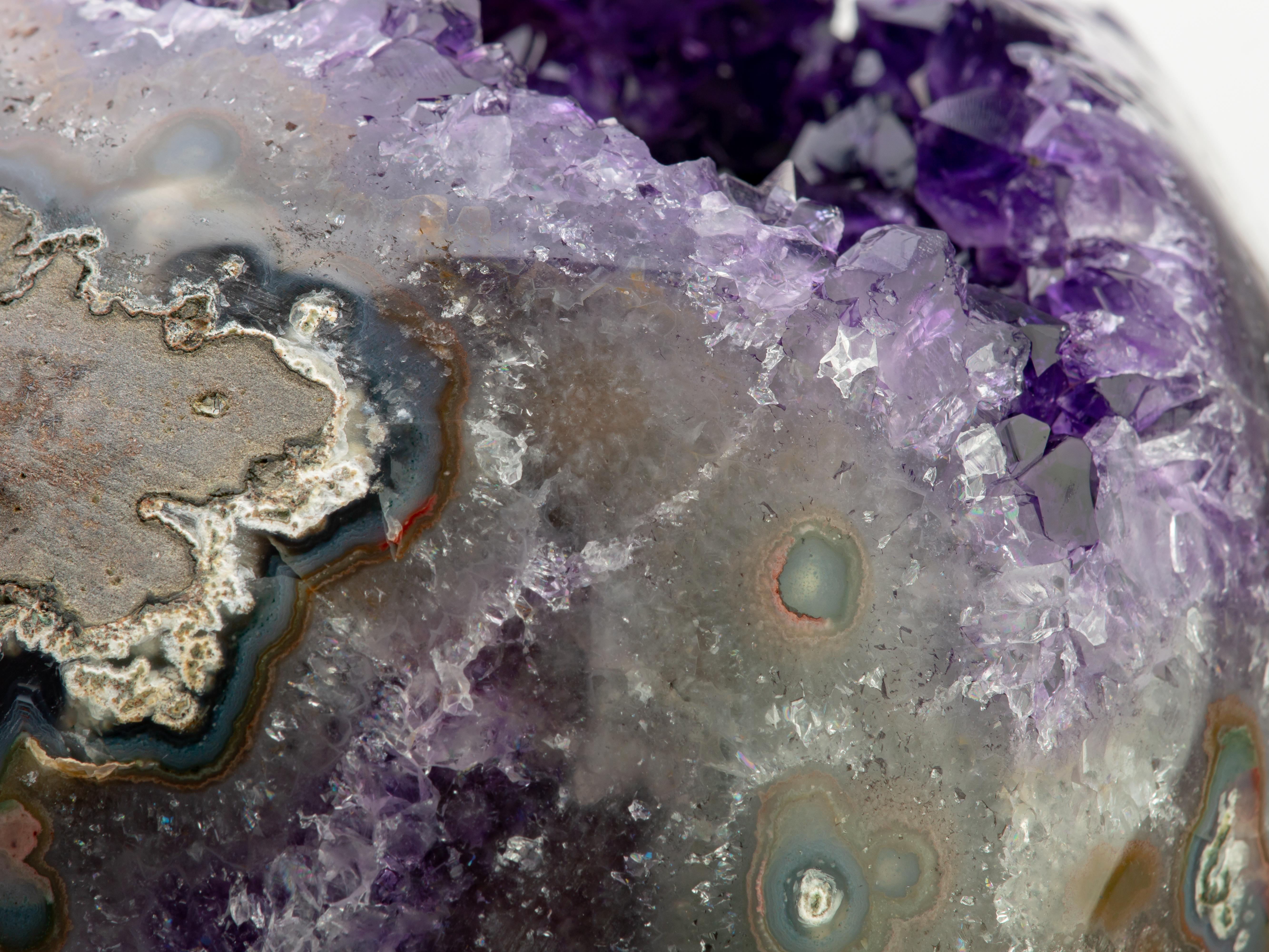 Geode with deep purple amethyst crystals, a central stalactite and agate borders For Sale 5